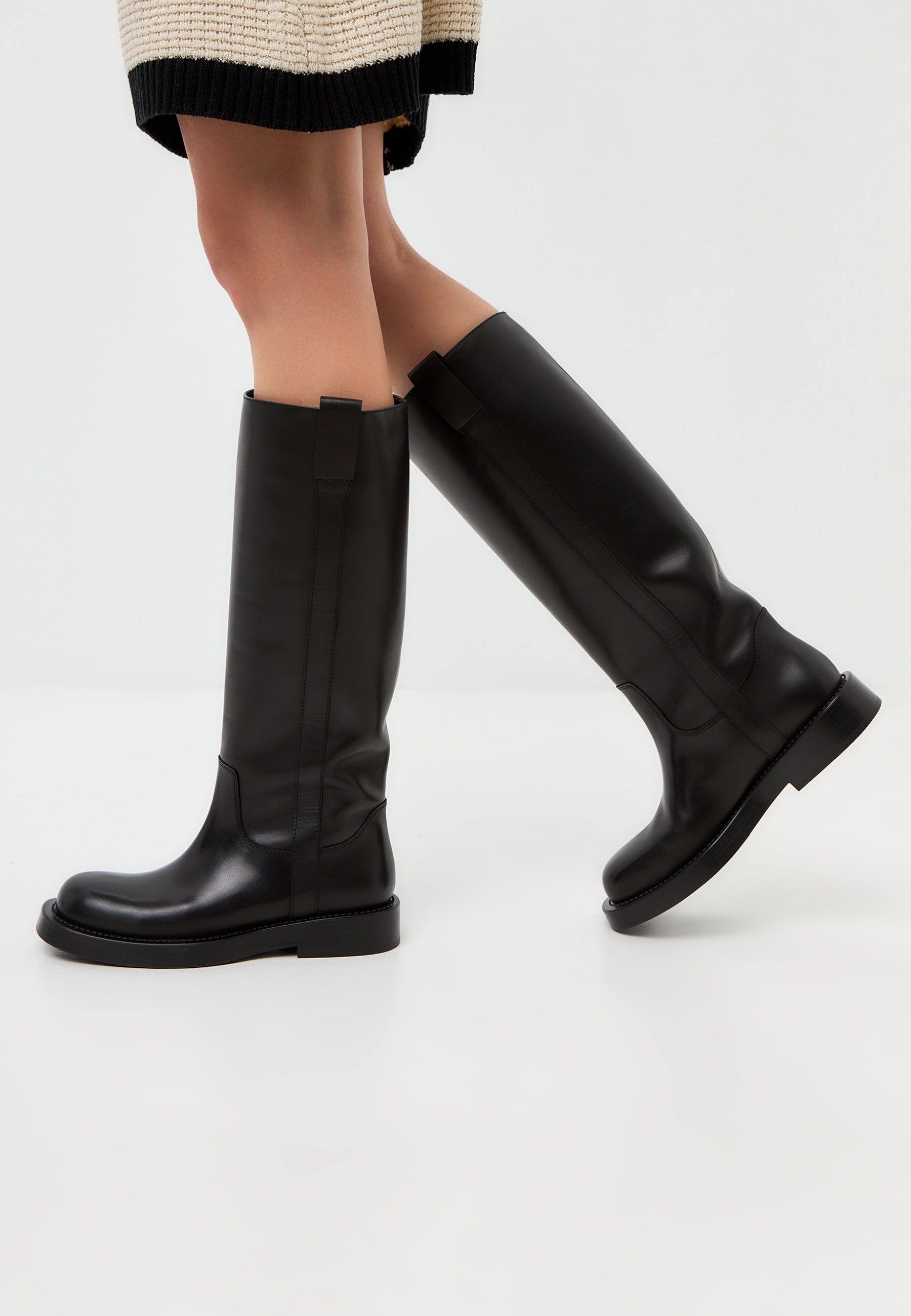 Botas clásicas de piel hasta la rodilla Ari - Negro