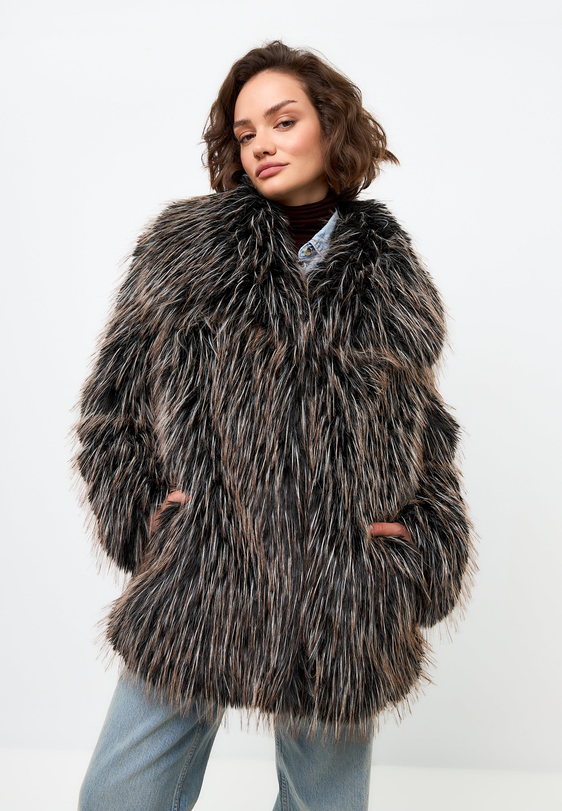 Luxurious Short Faux Fur Coat Icelyn - Brown