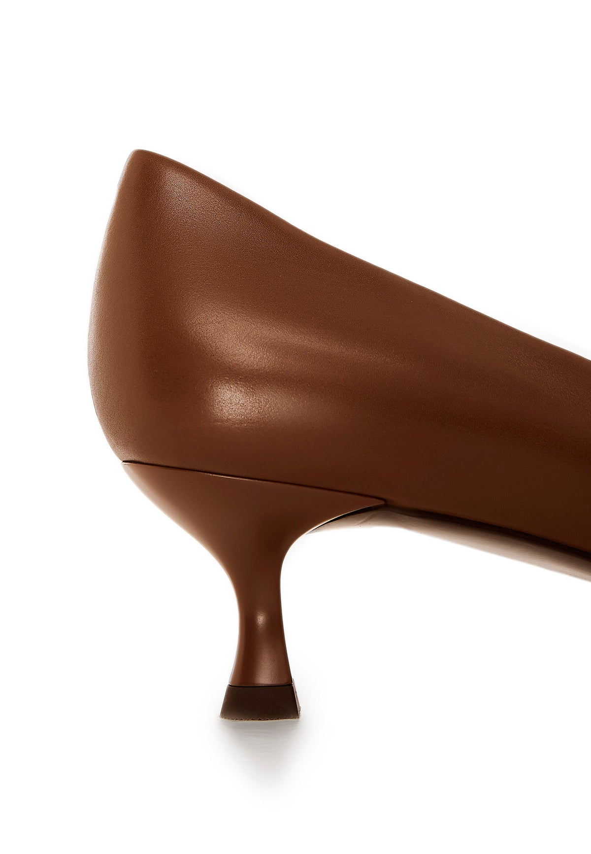 Escarpins à talon kitten en cuir à bout pointu – Beige