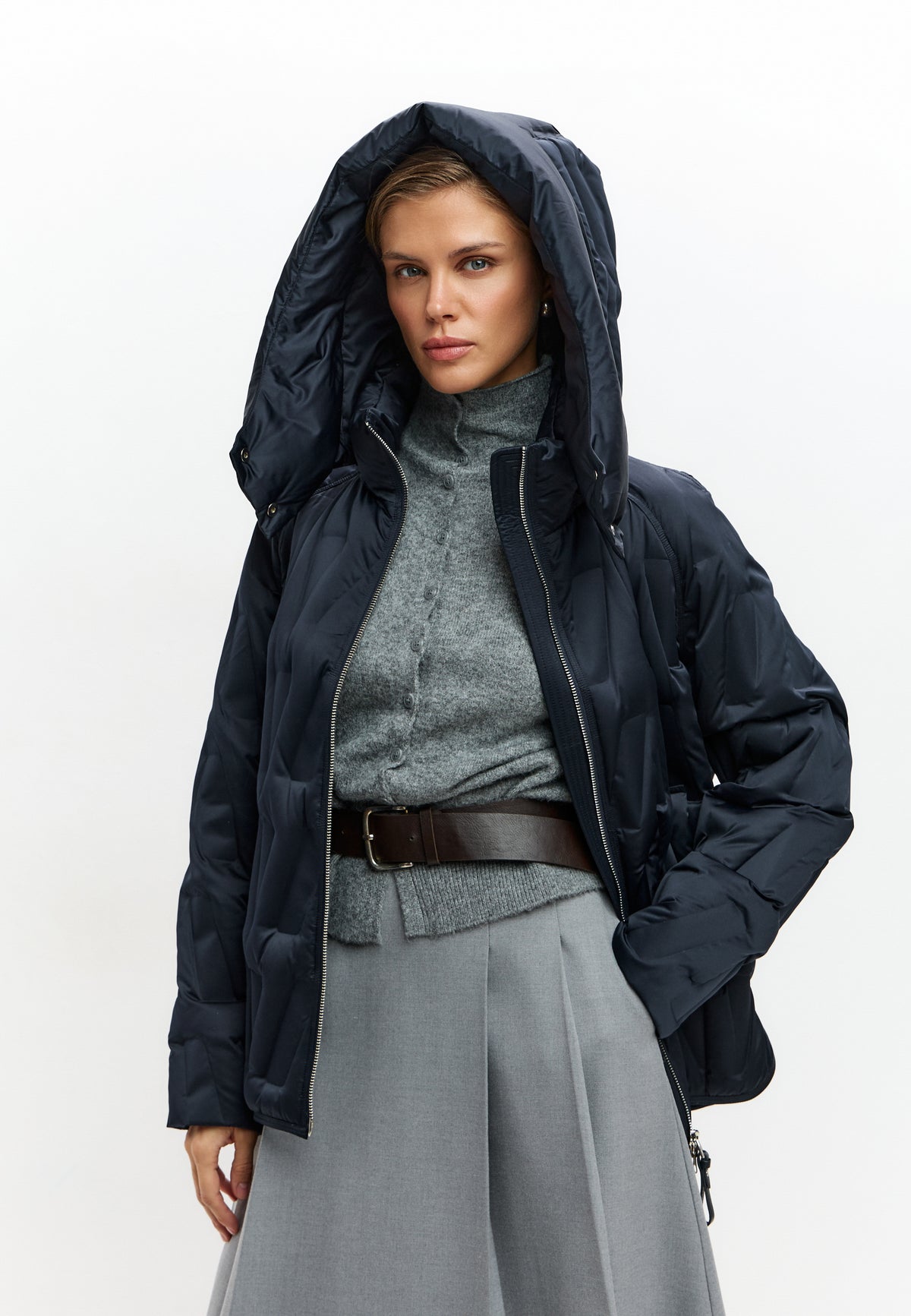 Chaqueta corta acolchada con capucha y diseño chevron – Azul