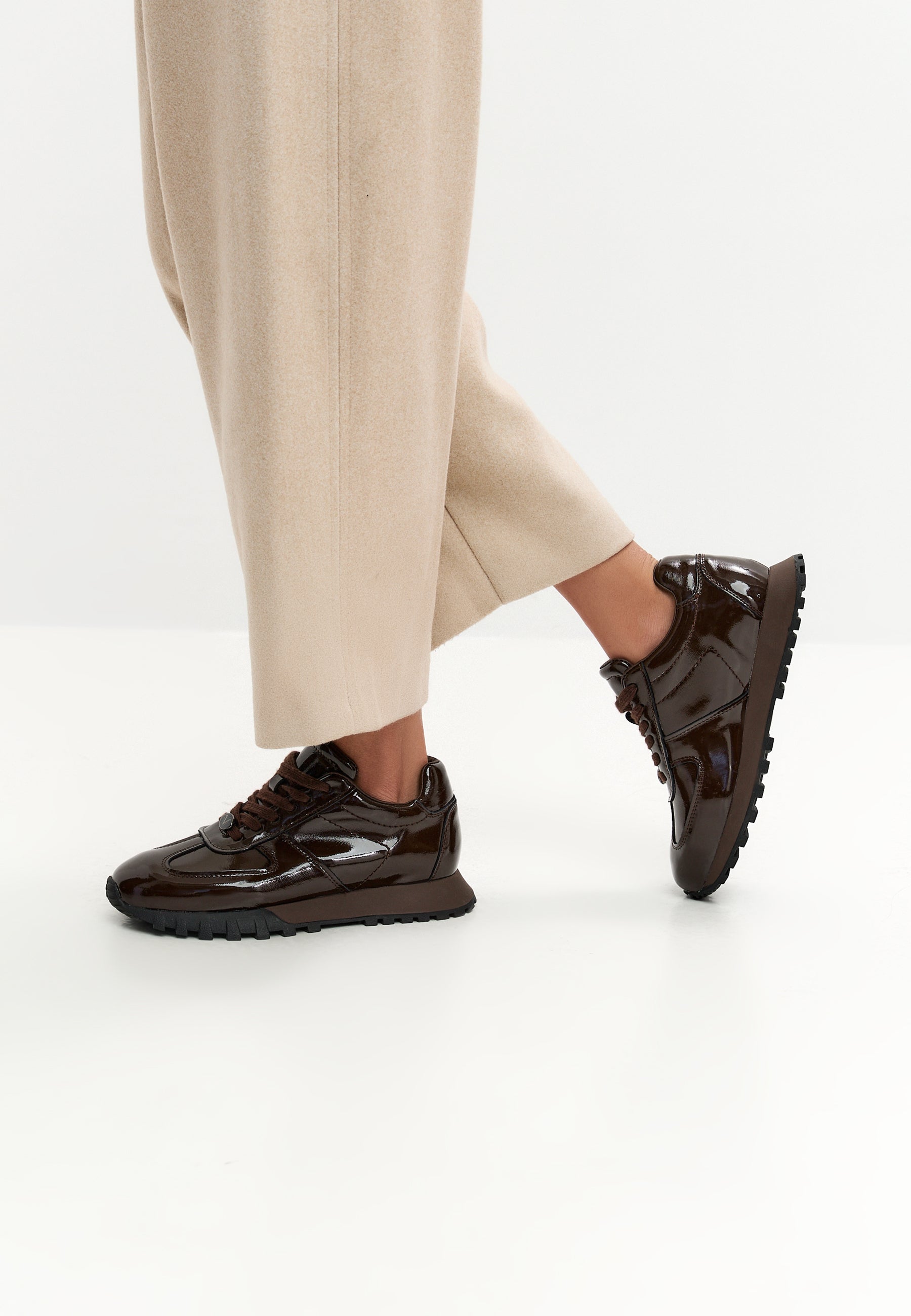 Sneakers i laklæder – brun