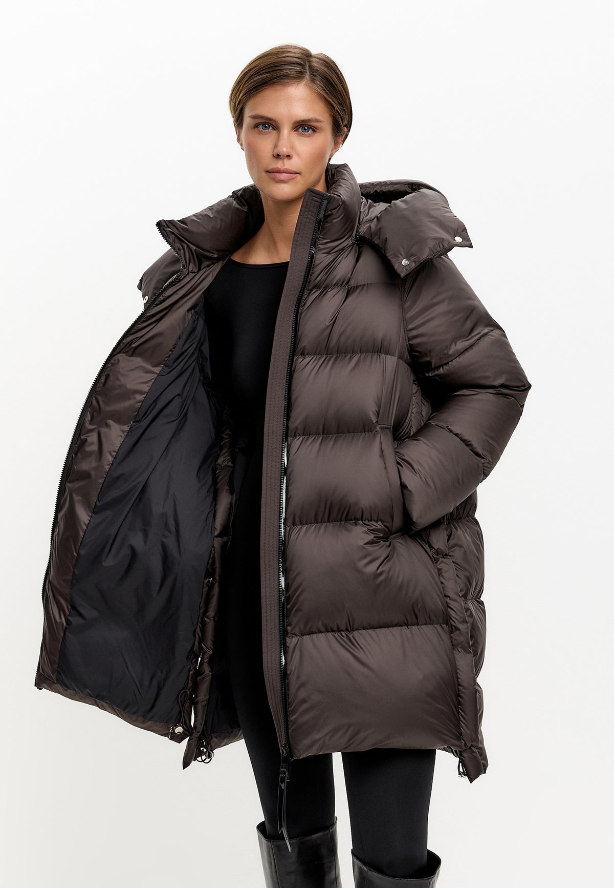 Chaqueta acolchada oversize con capucha y relleno de plumón – Marrón