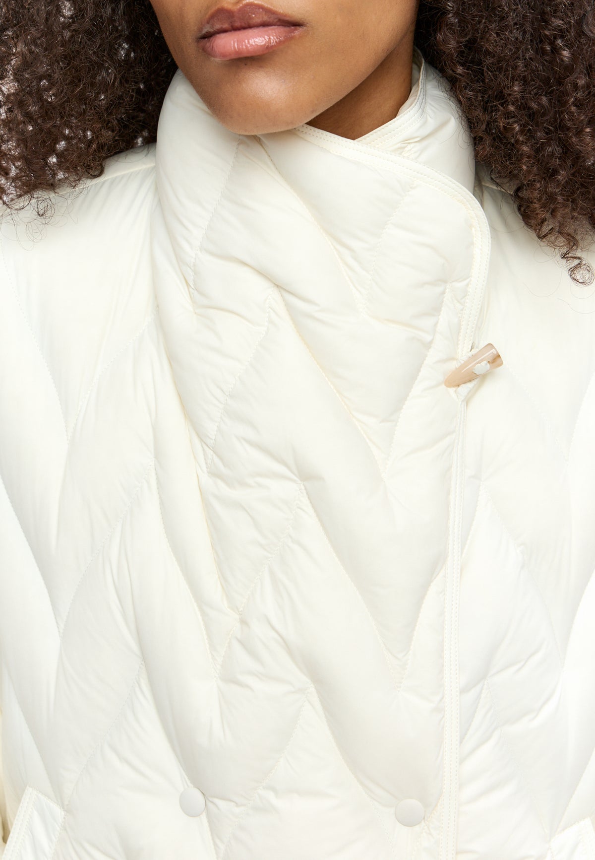 Kurz geschnittene Steppjacke mit Chevron-Muster – Milky