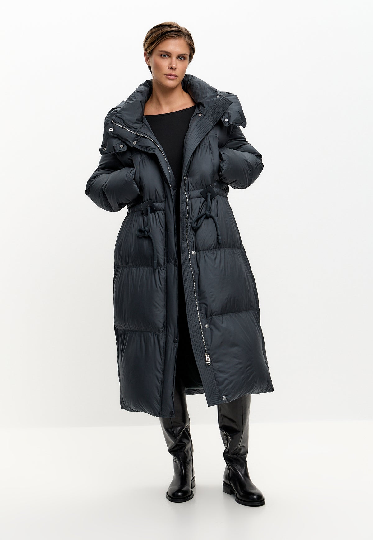 Oversize Daunen-Steppmantel mit Kapuze – Dunkelblau