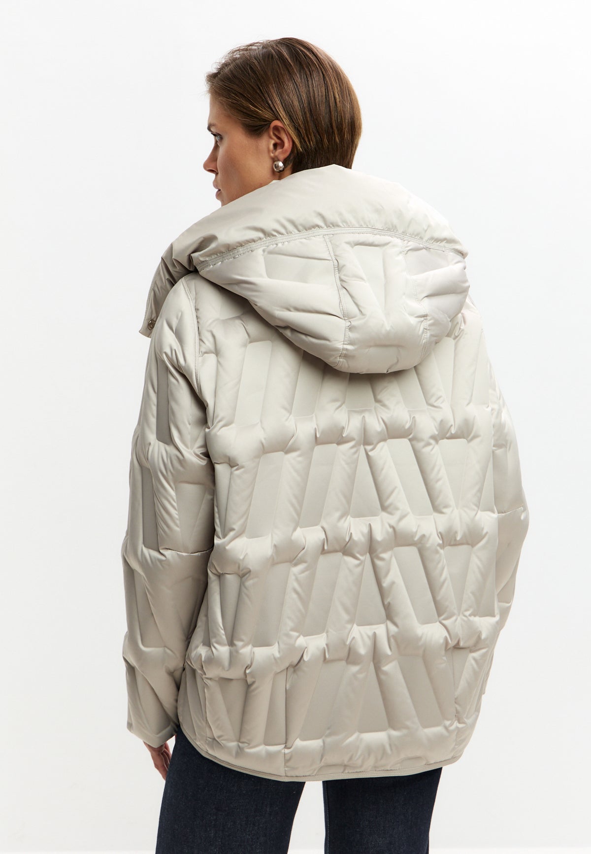Chaqueta corta acolchada con capucha y diseño chevron – Beige