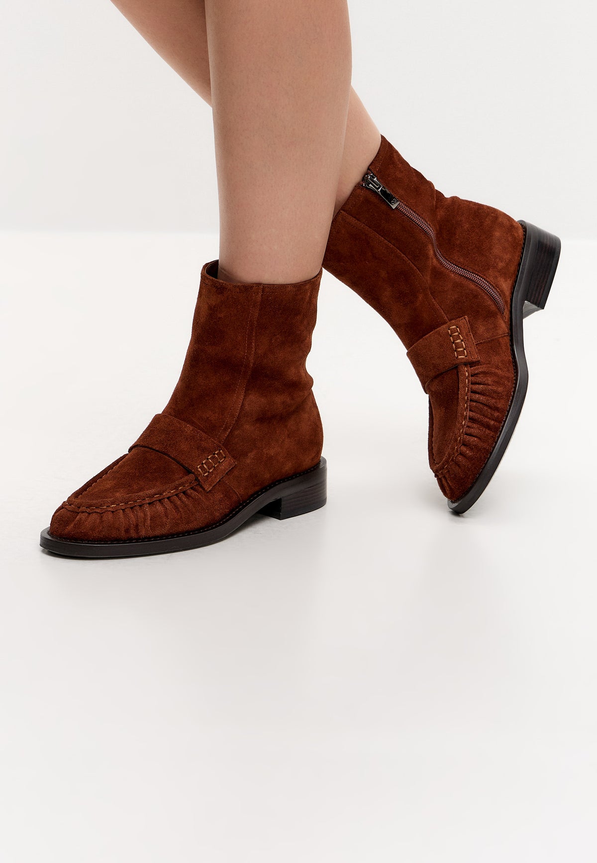 Botki zamszowe z przeszyciem typu moc toe – Brązowe