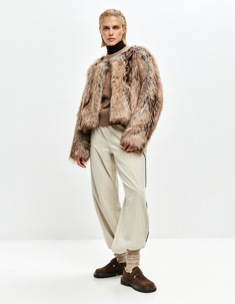 TOP SIN MANGAS DE PIEL SINTÉTICA CON CUELLO