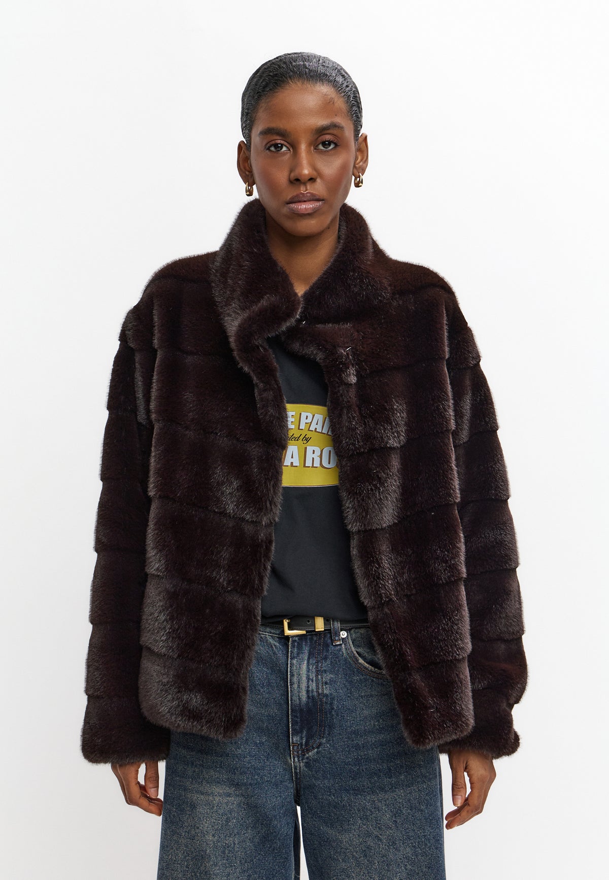 Jacke aus Kunstfell mit Turtle-Kragen – Schokolade