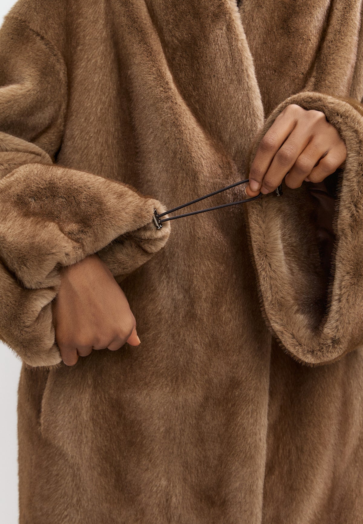 Abrigo Noir Luxe – Topo