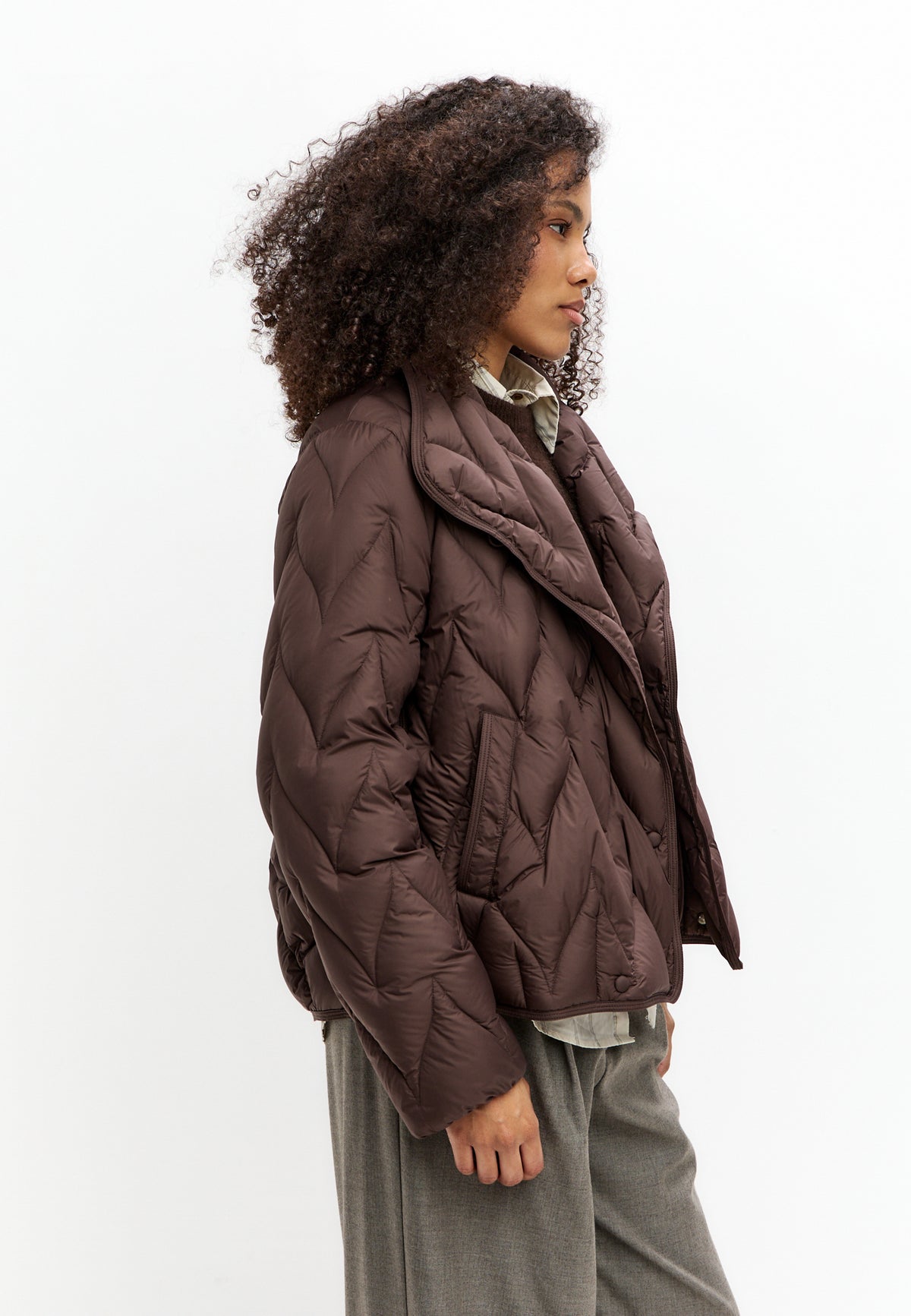 Chaqueta acolchada corta con diseño chevron – Marrón