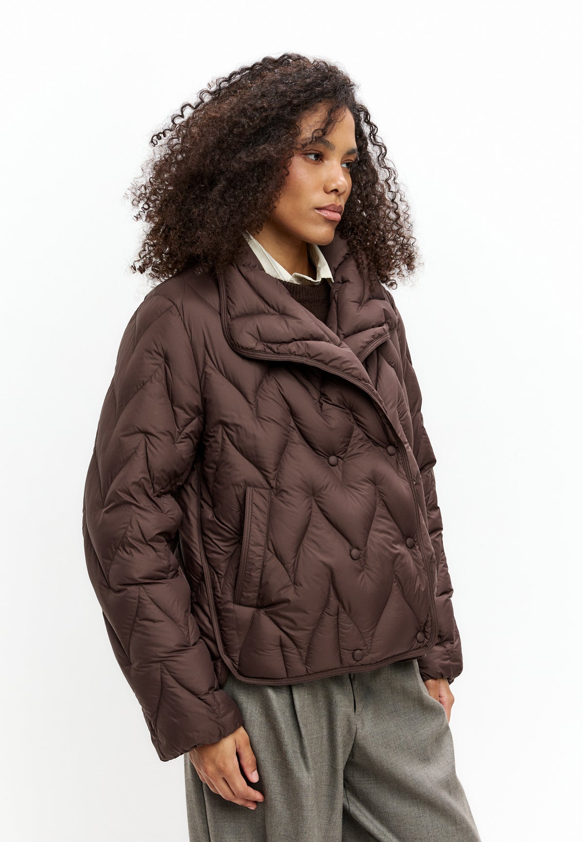 Chaqueta acolchada corta con diseño chevron – Marrón