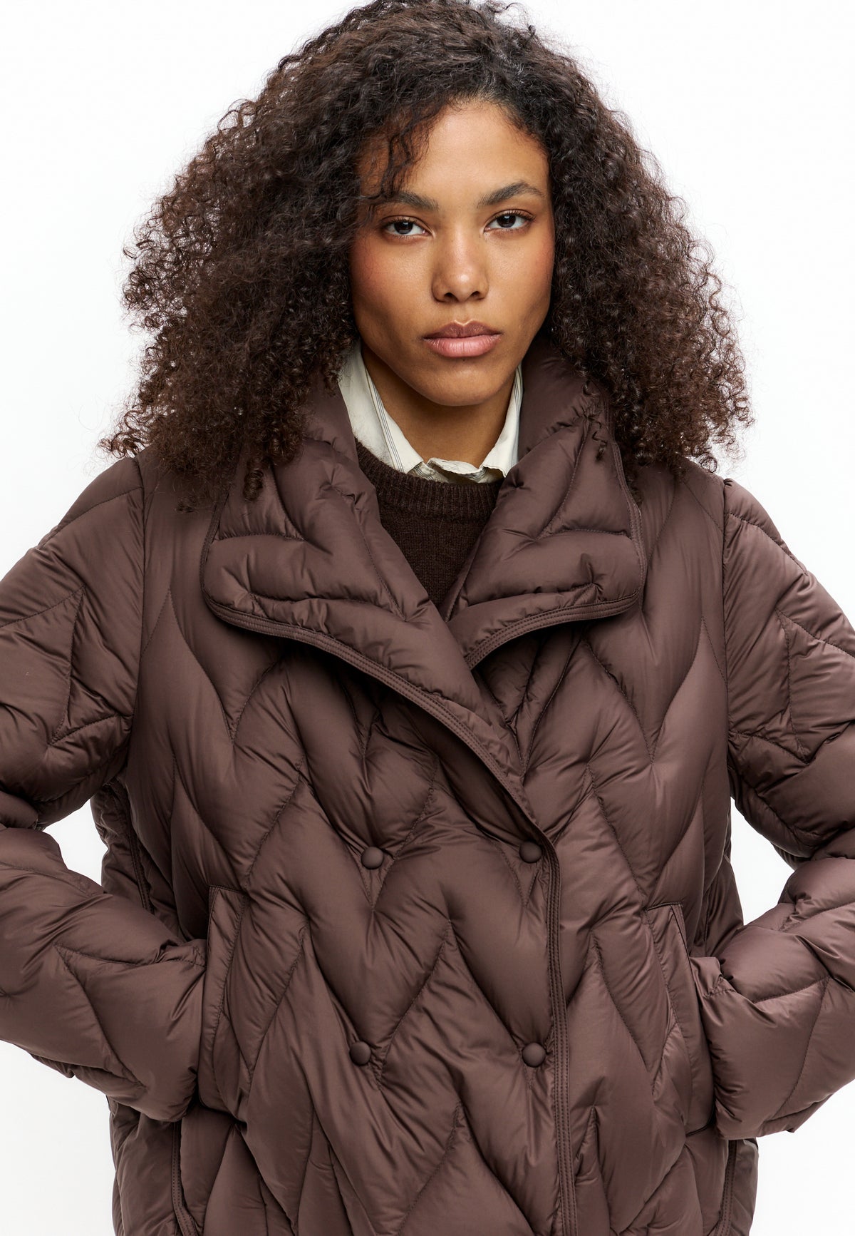 Chaqueta acolchada corta con diseño chevron – Marrón