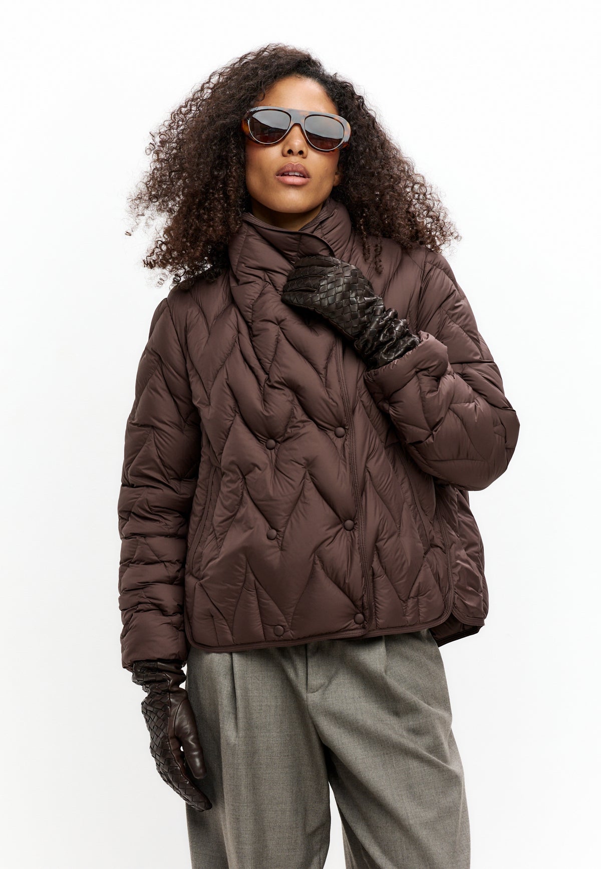 Chaqueta acolchada corta con diseño chevron – Marrón