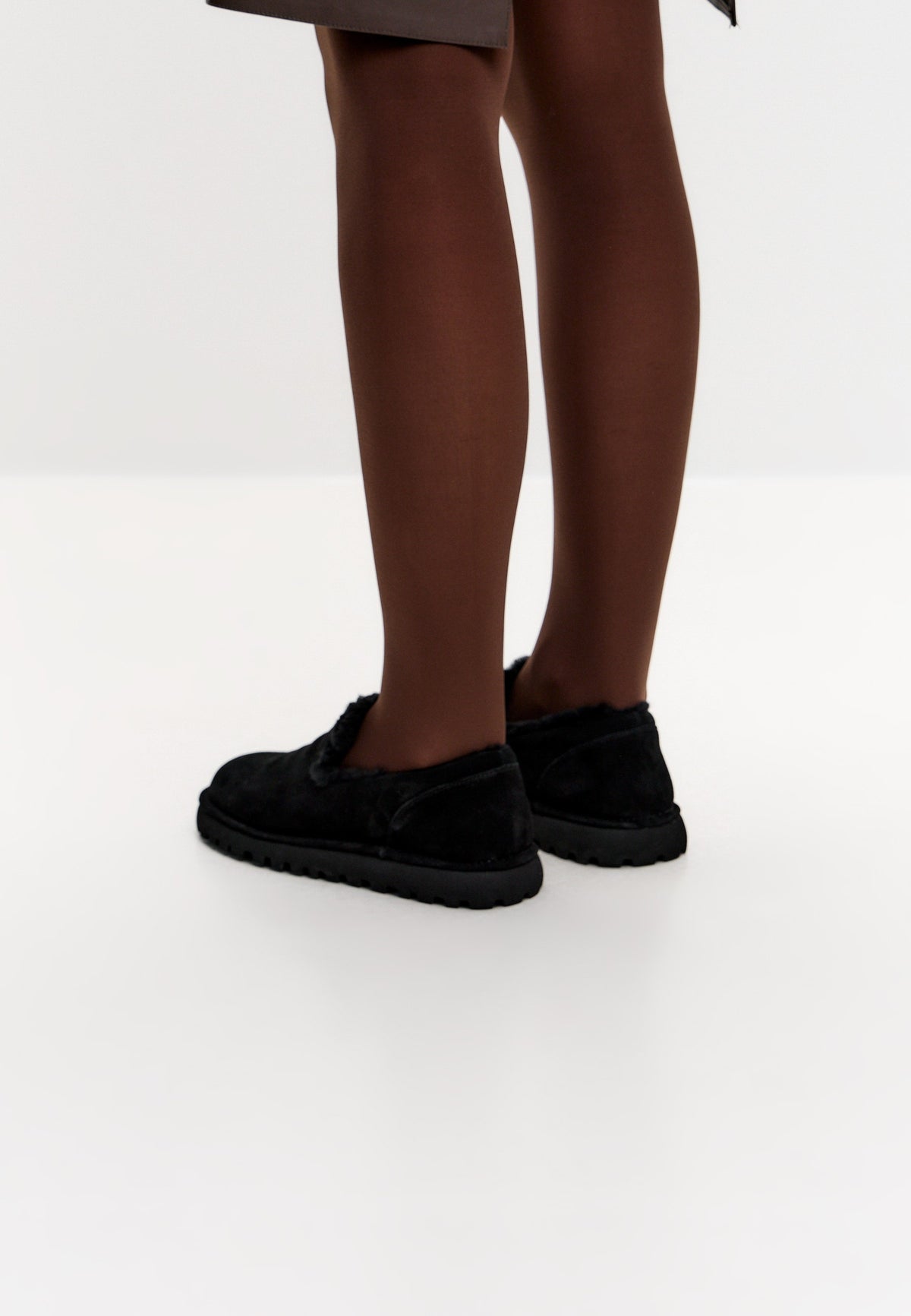 Slip-on loafers i mocka med fårskinnsfoder – Svart