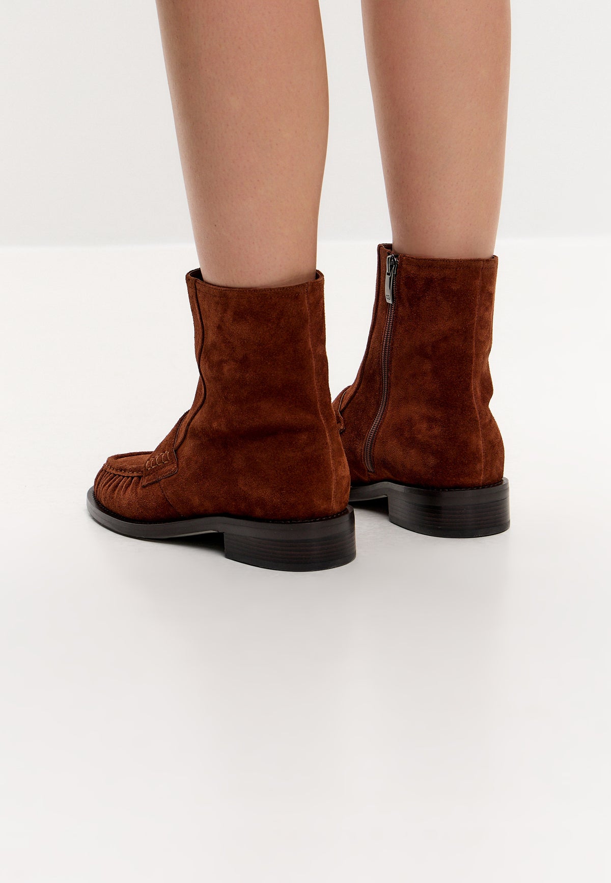 Botki zamszowe z przeszyciem typu moc toe – Brązowe