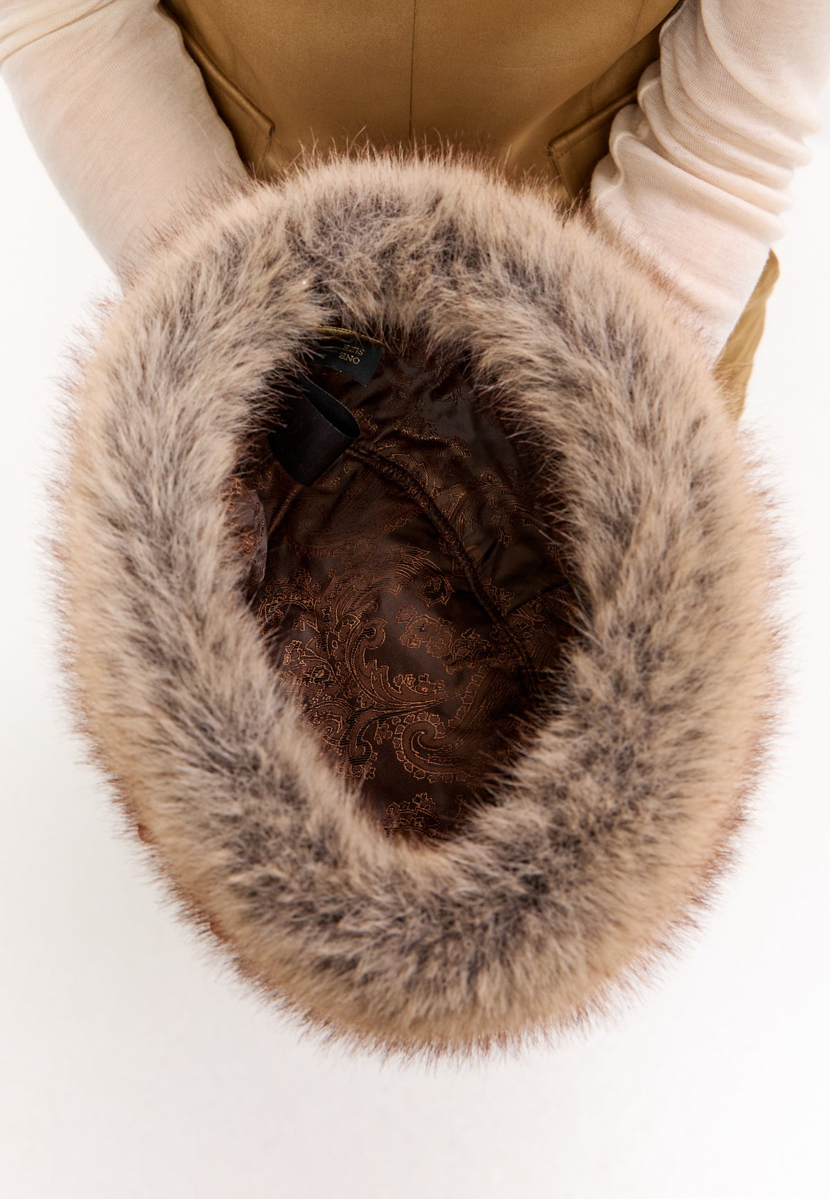 Vinterhat i imiteret pels – Beige