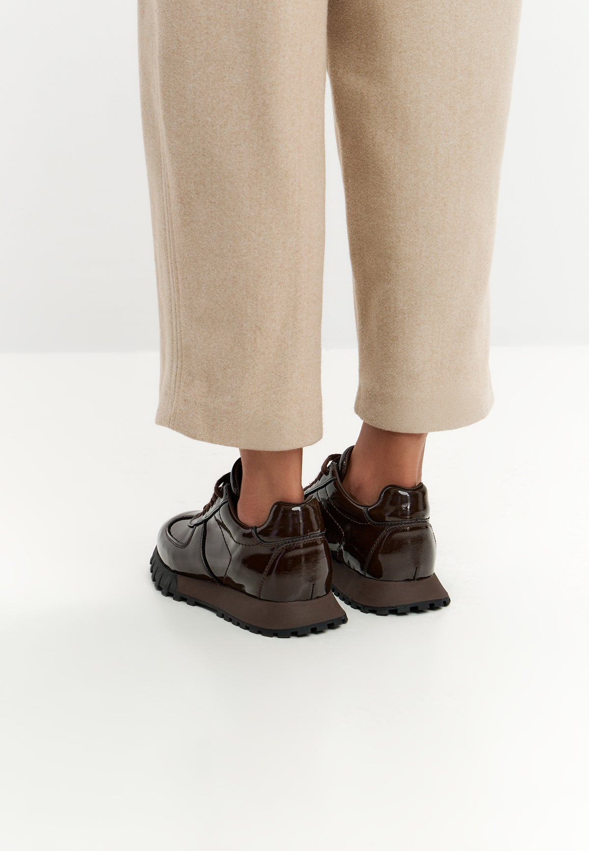 Sneakers in pelle verniciata – marrone