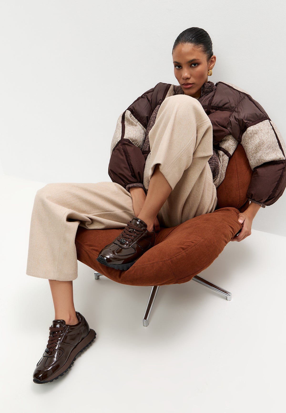 Sneakers in pelle verniciata – marrone