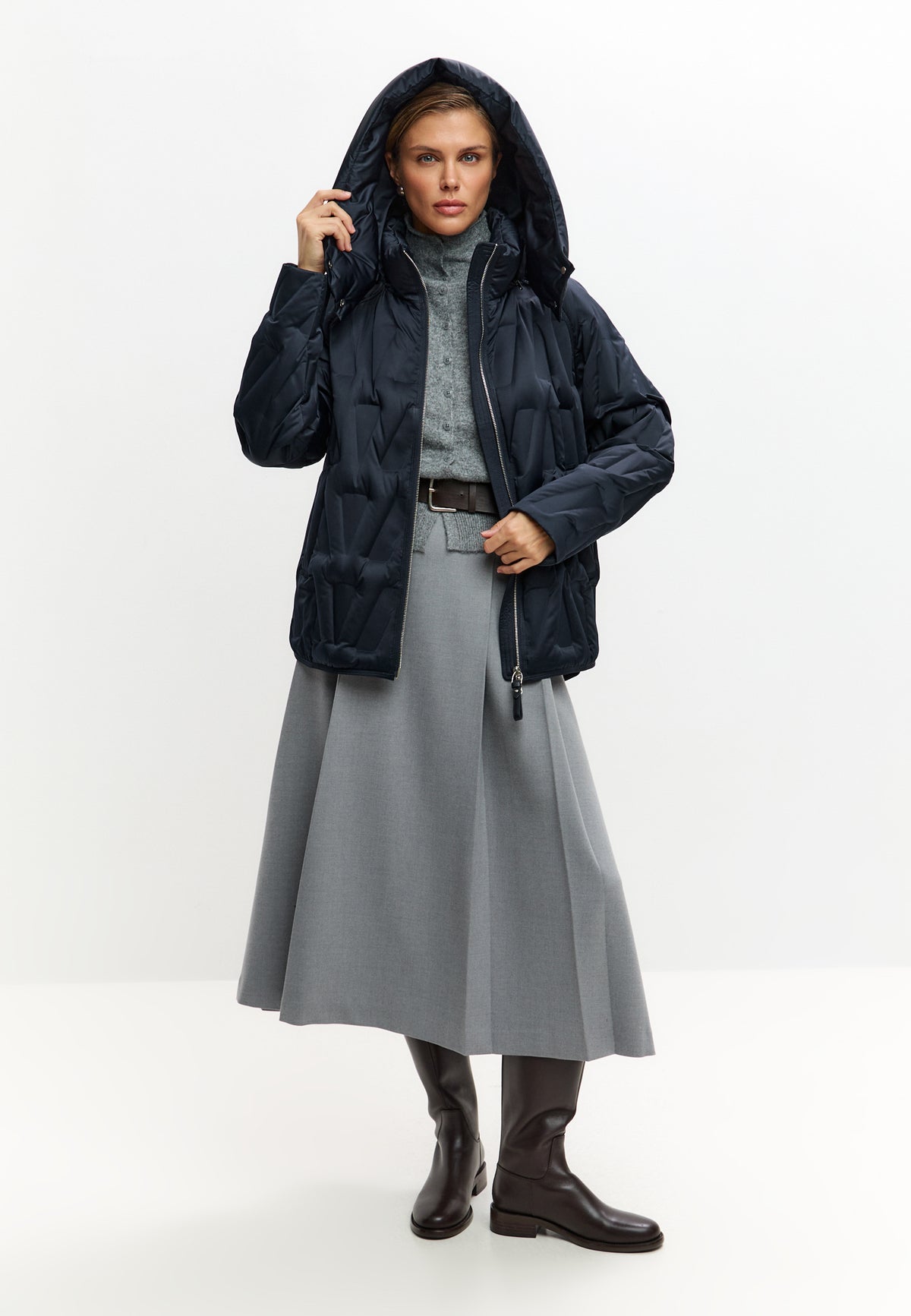Chaqueta corta acolchada con capucha y diseño chevron – Azul