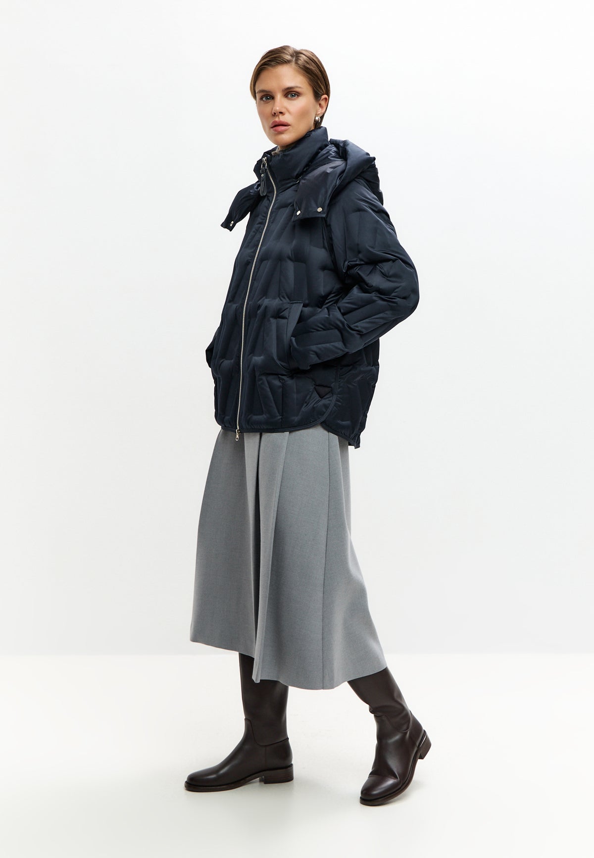Chaqueta corta acolchada con capucha y diseño chevron – Azul