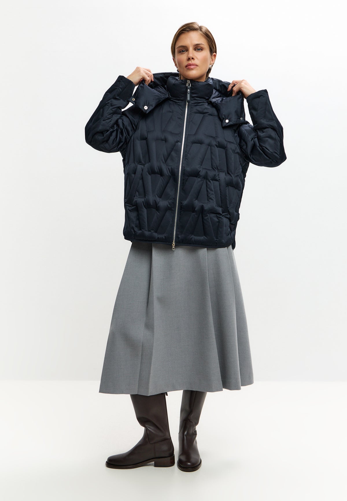 Chaqueta corta acolchada con capucha y diseño chevron – Azul