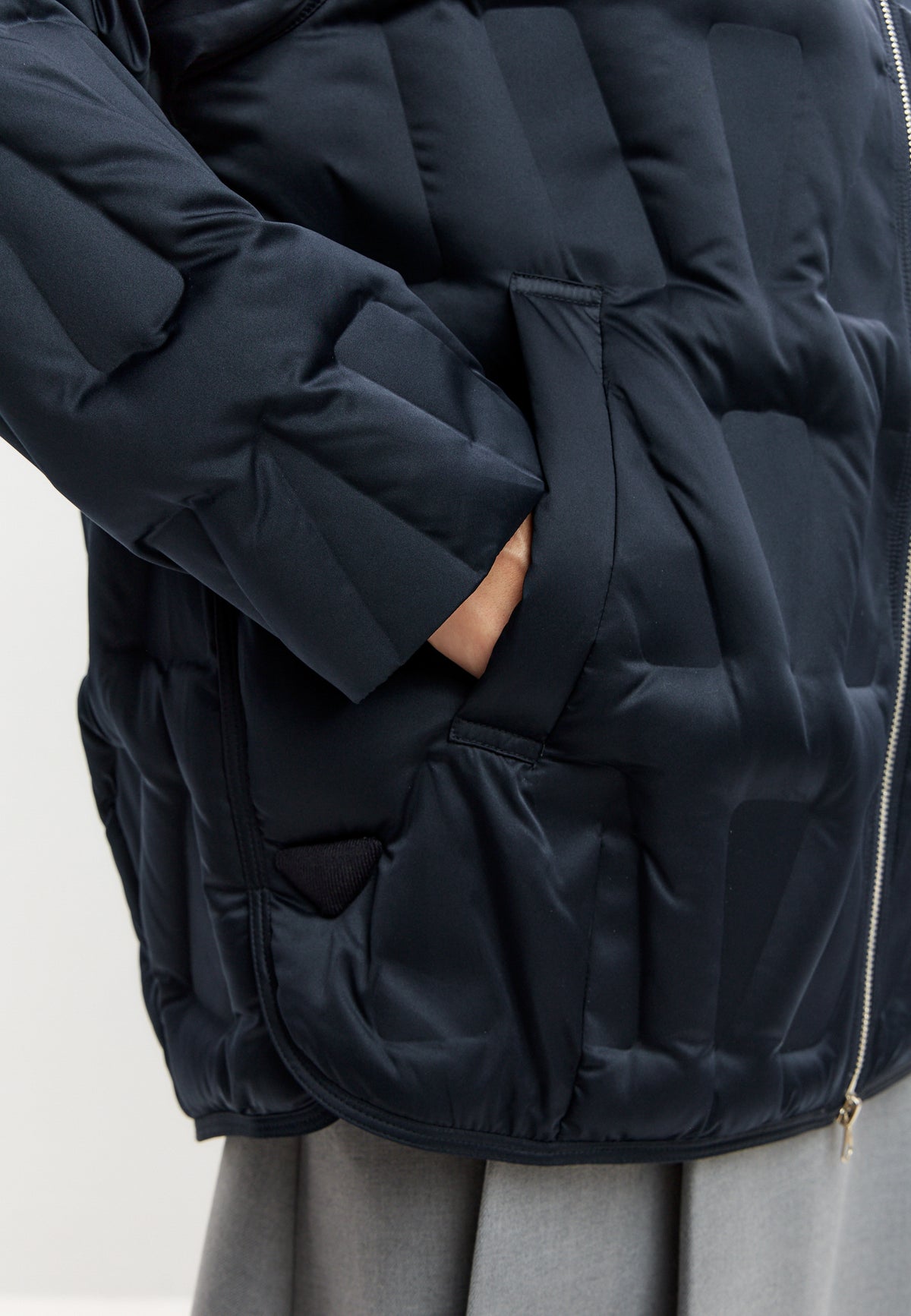 Chaqueta corta acolchada con capucha y diseño chevron – Azul