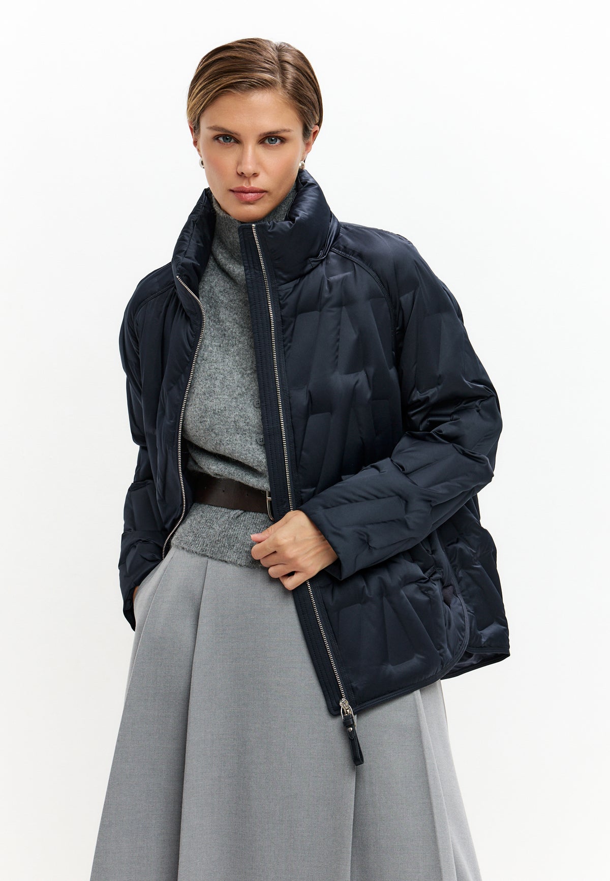 Chaqueta corta acolchada con capucha y diseño chevron – Azul