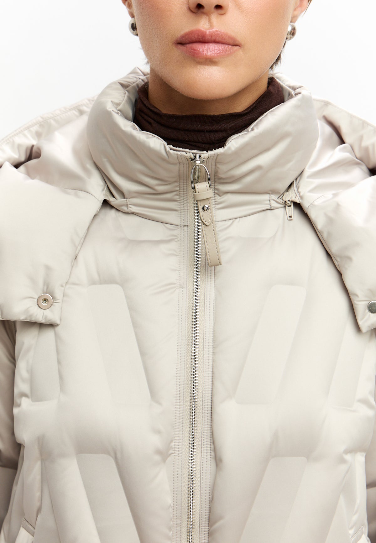Chaqueta corta acolchada con capucha y diseño chevron – Beige