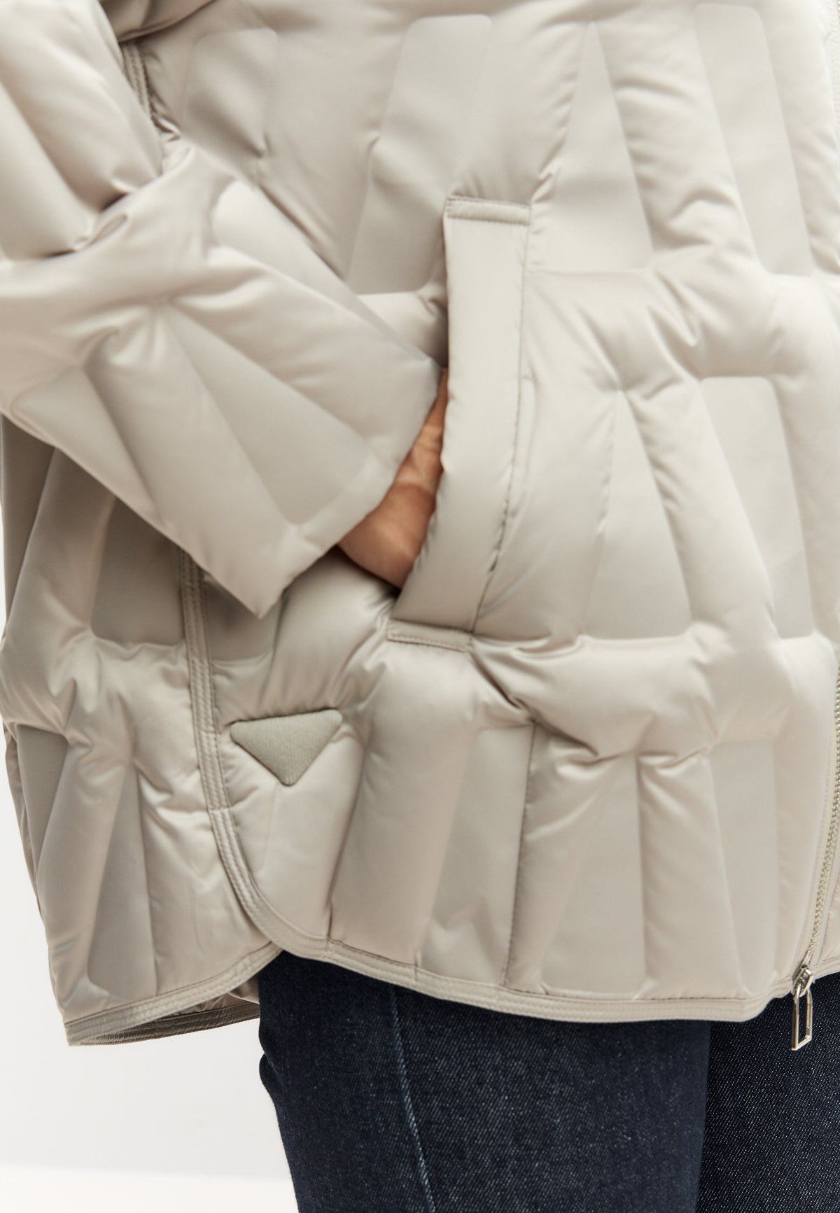 Chaqueta corta acolchada con capucha y diseño chevron – Beige