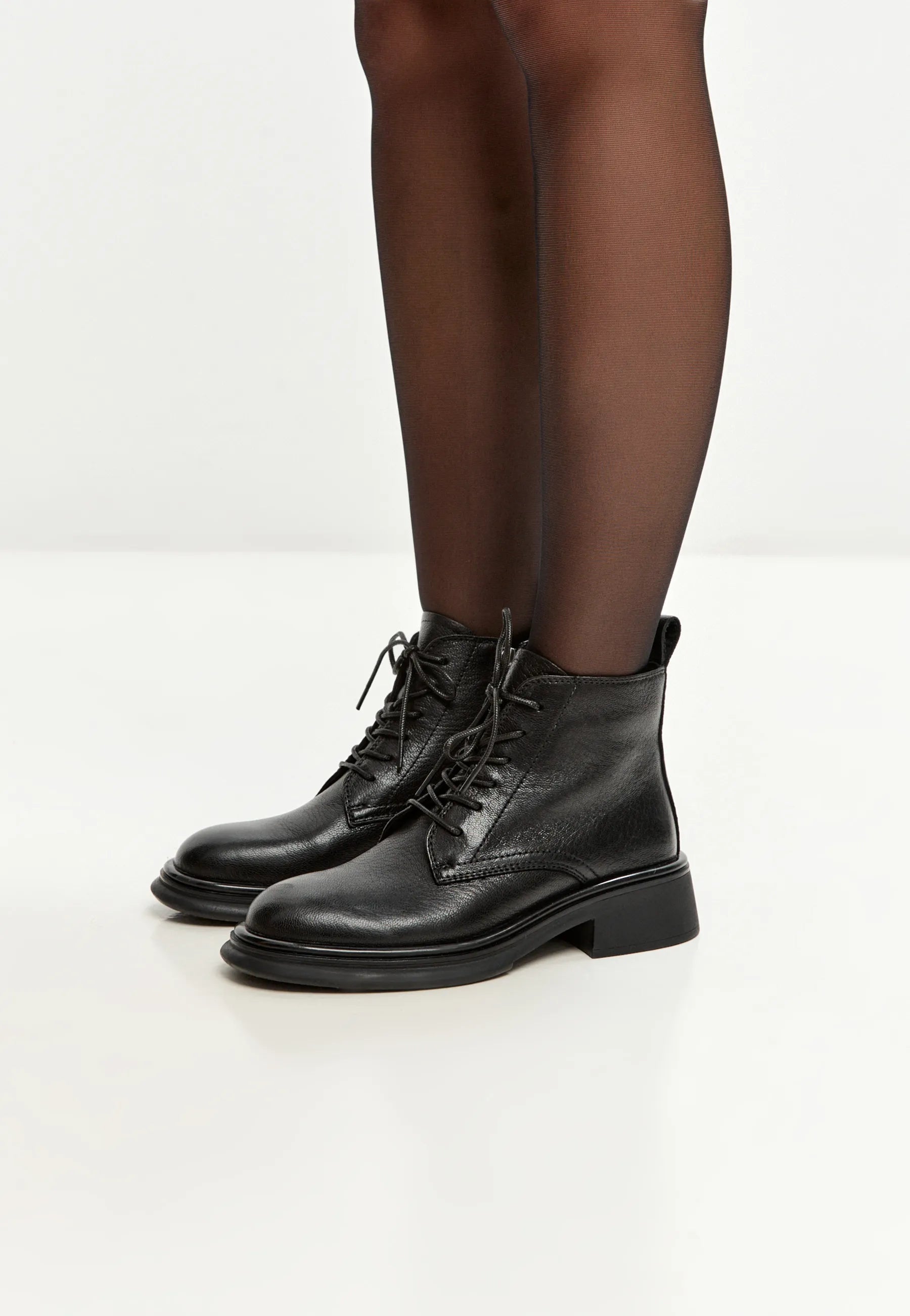 Refined Utility Lace-Up - Black