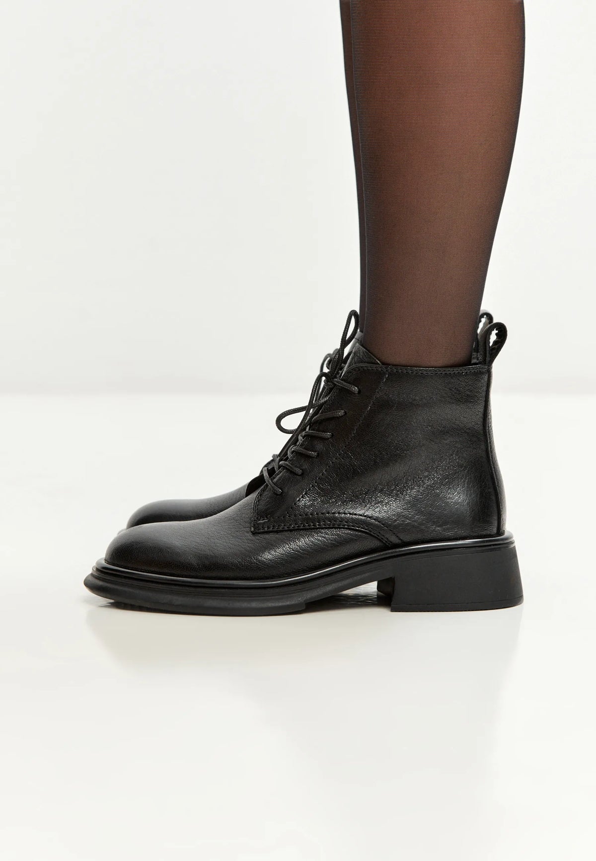 Refined Utility Lace-Up - Black