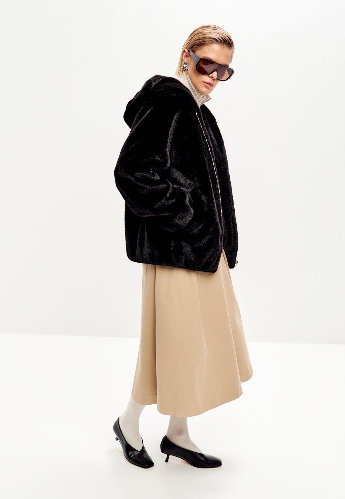 Chic Short Faux Fur Coat Neve - Black