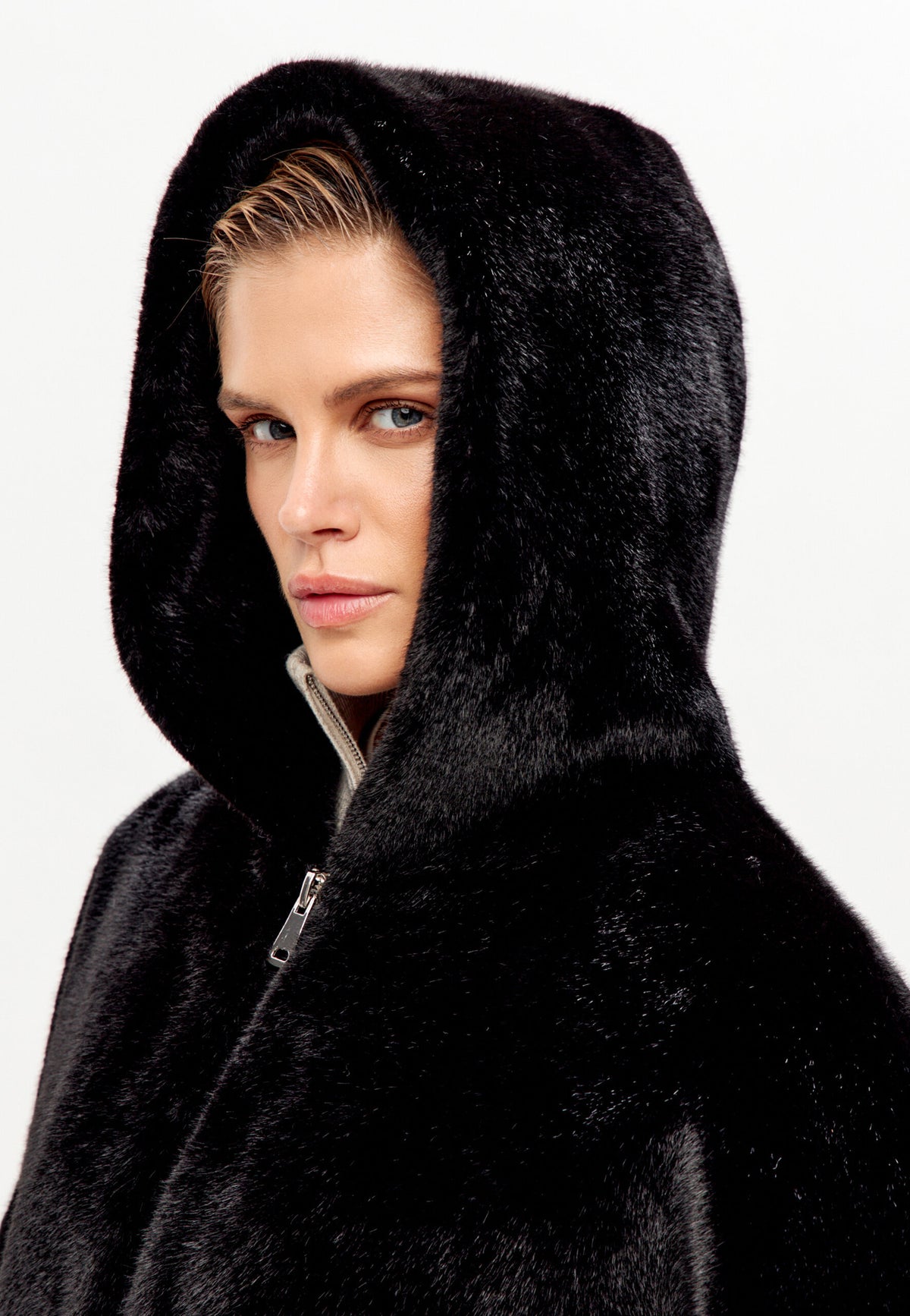 Chic Short Faux Fur Coat Neve - Black