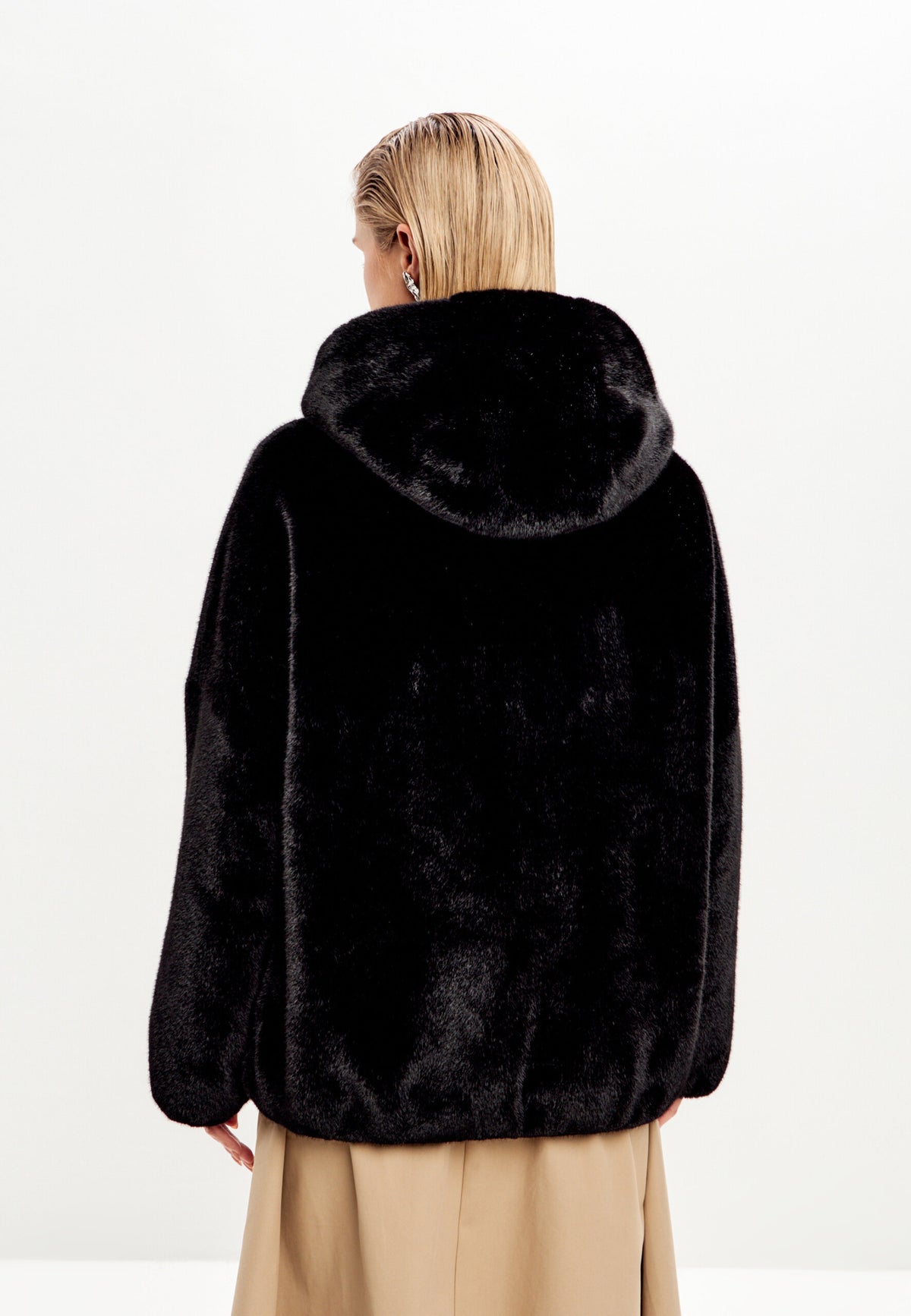 Chic Short Faux Fur Coat Neve - Black