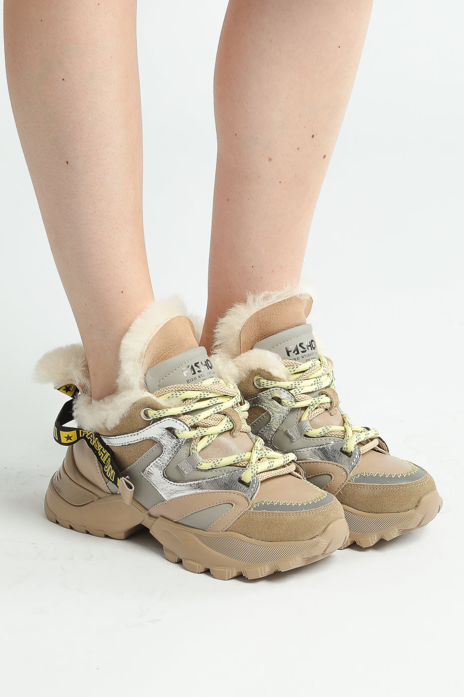 Mit Kunstfell gefütterte, klobige Sneakers - Beige