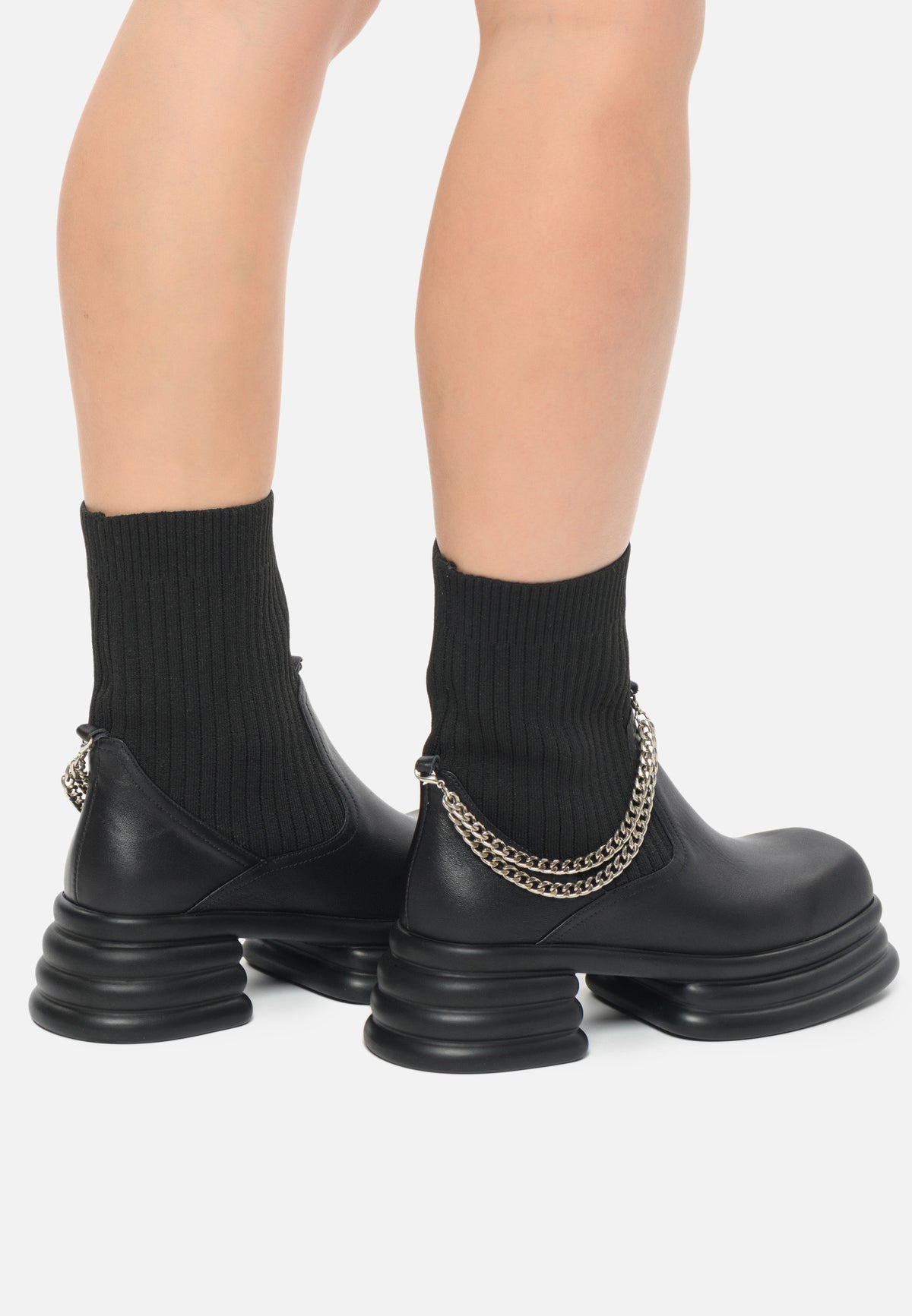Buty za kostkę z prążkowanej skarpety z łańcuszkiem