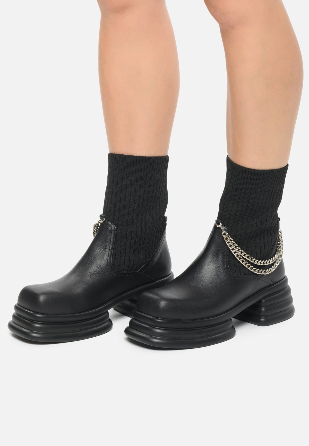 Buty za kostkę z prążkowanej skarpety z łańcuszkiem