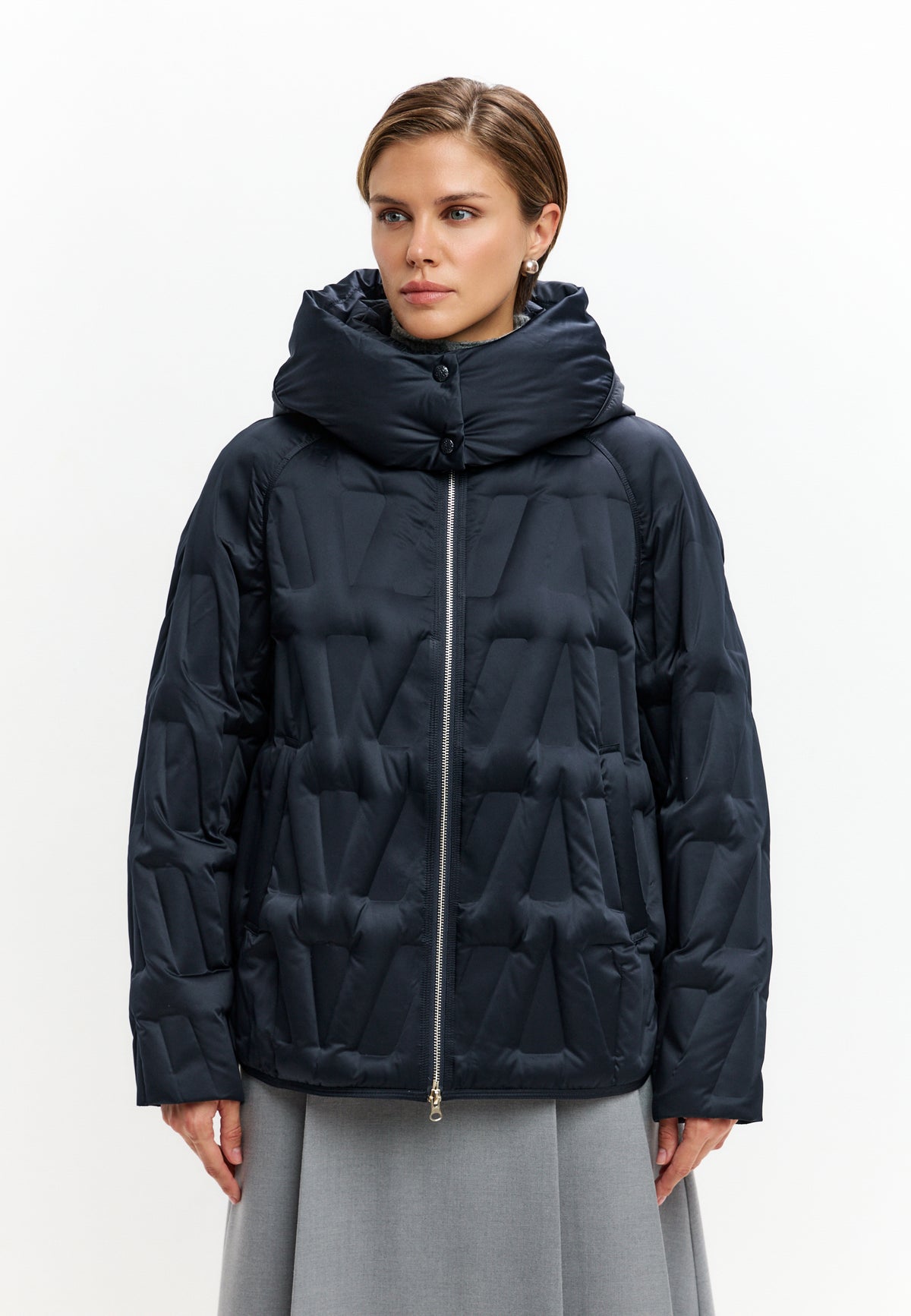 Chaqueta corta acolchada con capucha y diseño chevron – Azul