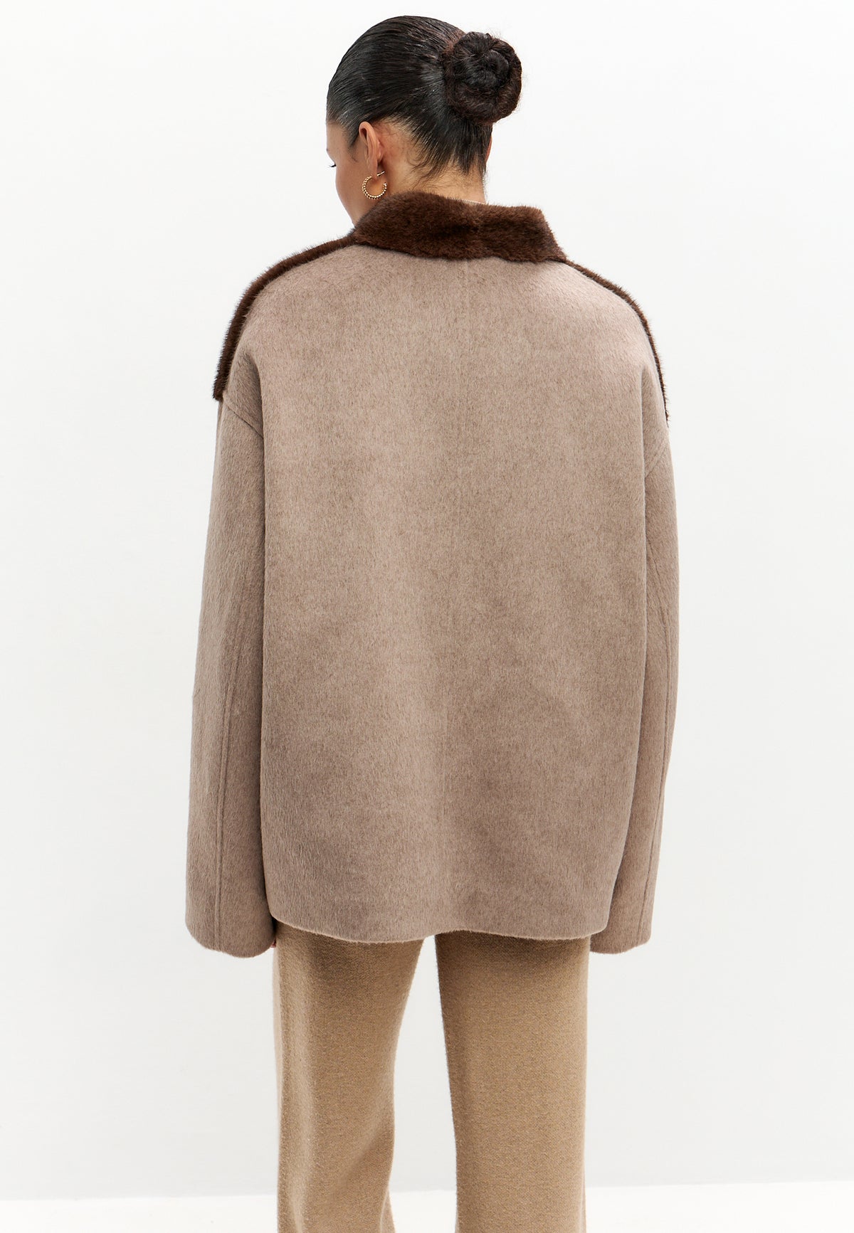 Chaqueta bicolor de piel sintética con cinturón – Marrón
