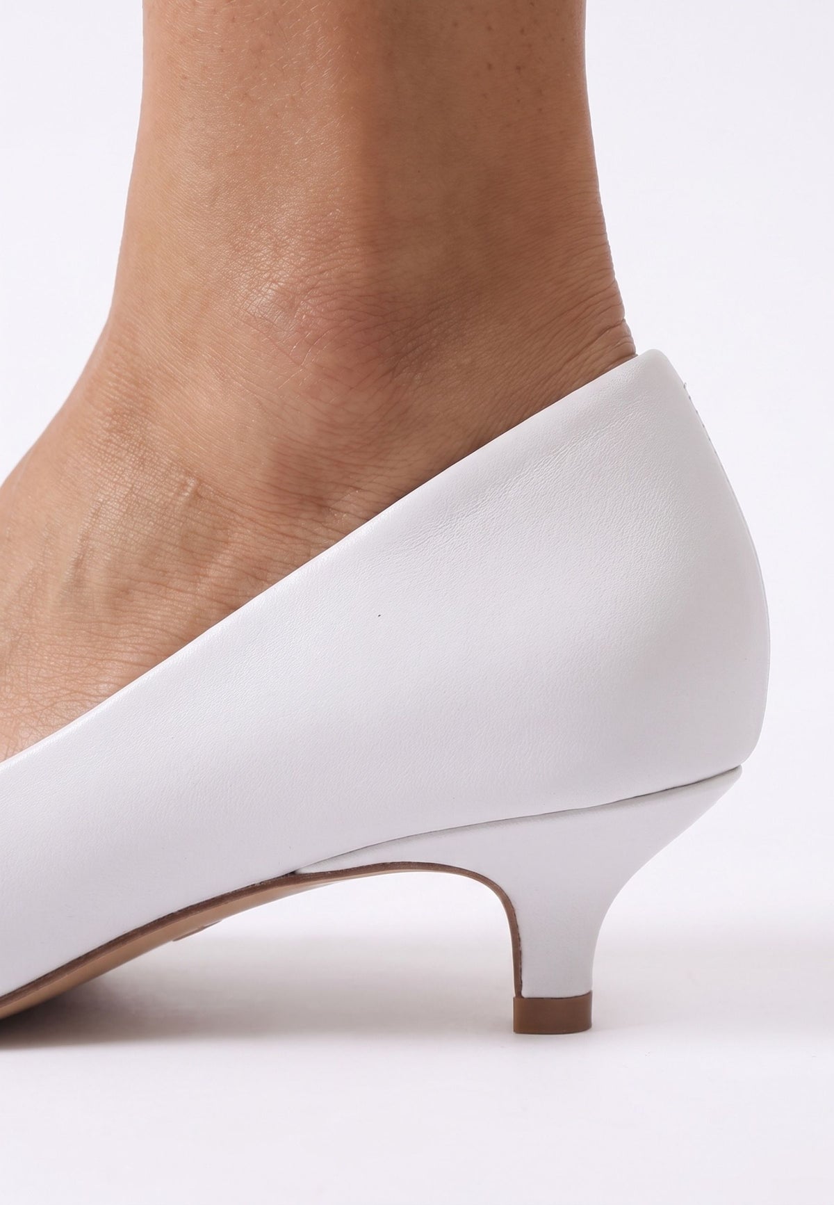 Décolleté a punta con tacco kitten – bianco