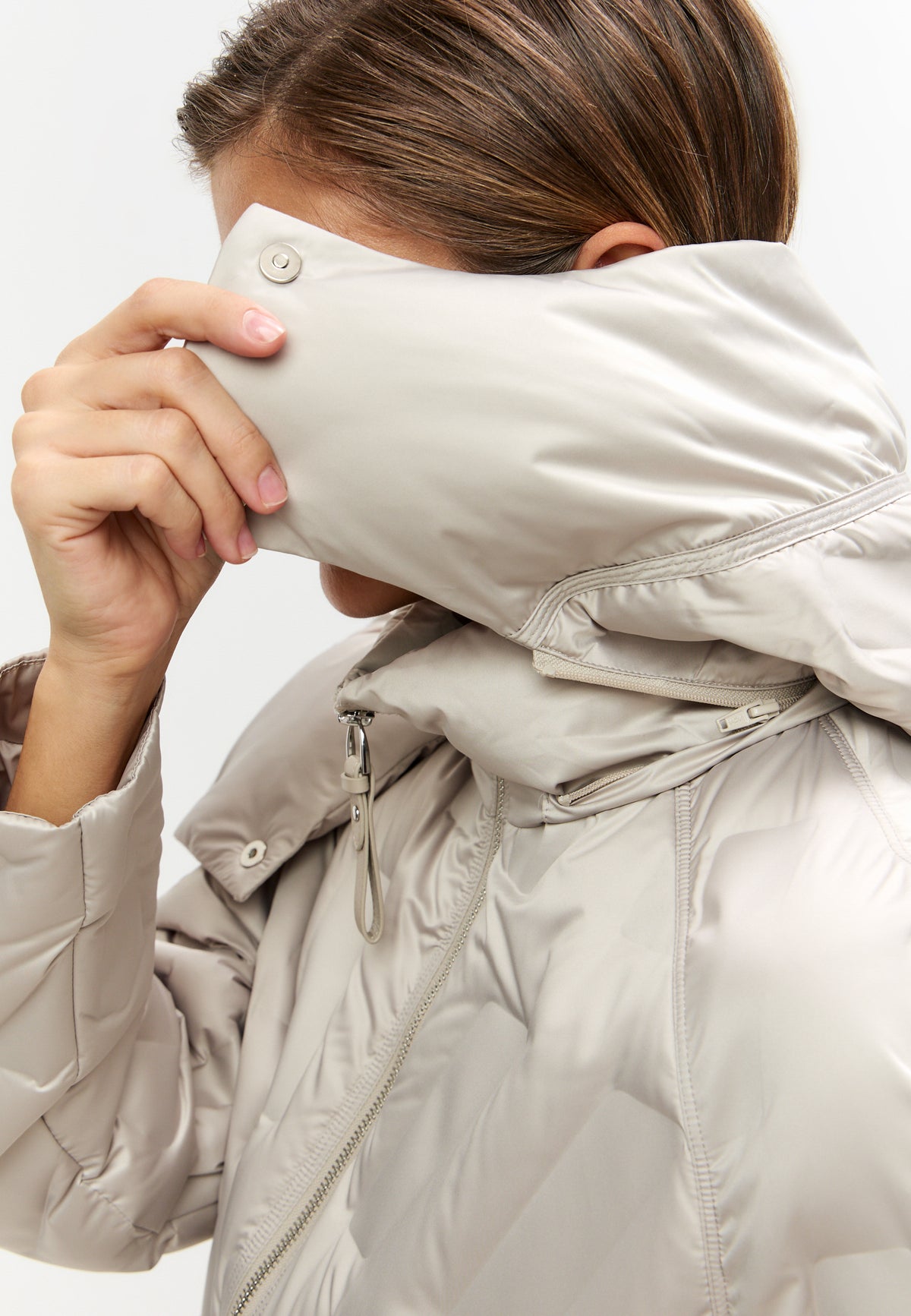 Chaqueta corta acolchada con capucha y diseño chevron – Beige
