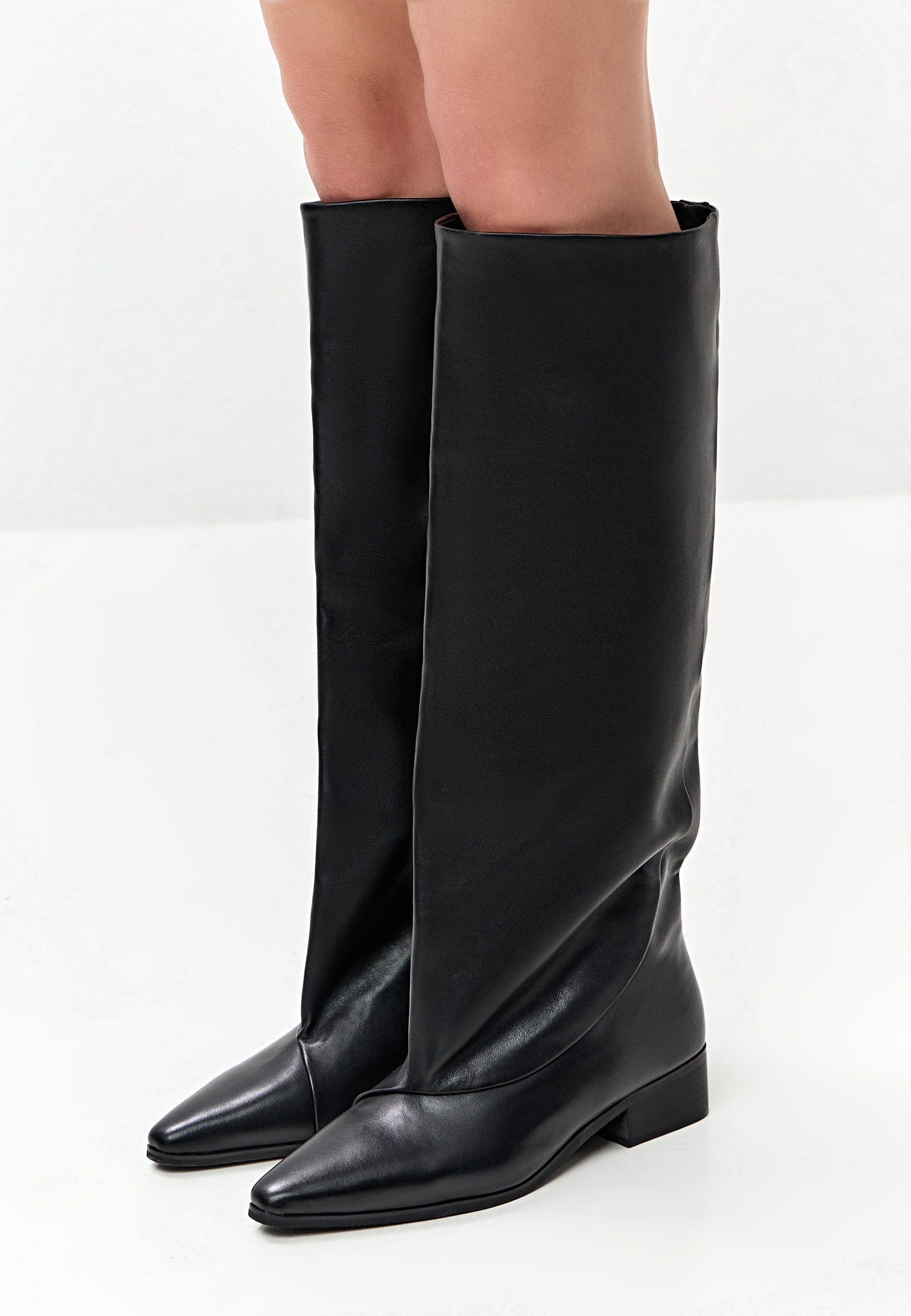Kniehohe Stiefel aus Leder mit spitzer Kappe