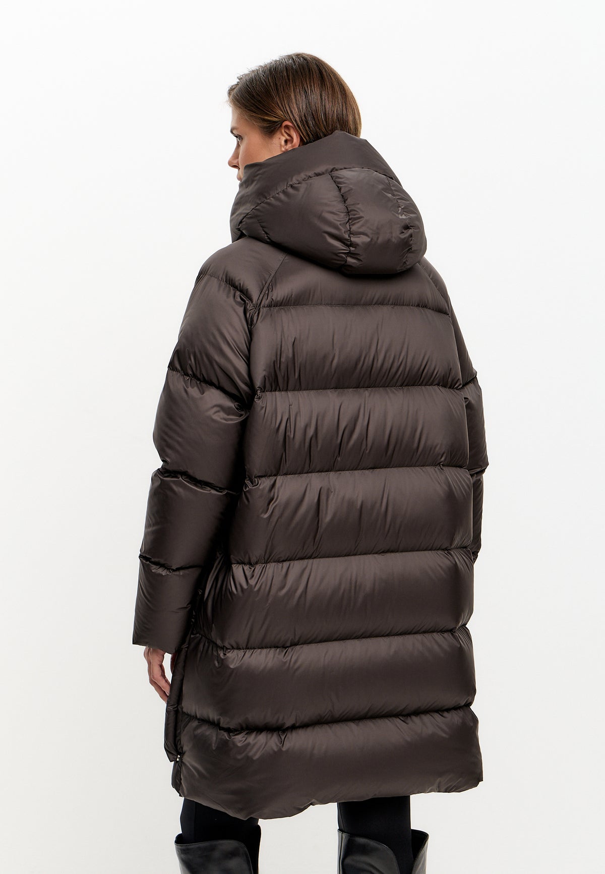 Chaqueta acolchada oversize con capucha y relleno de plumón – Marrón