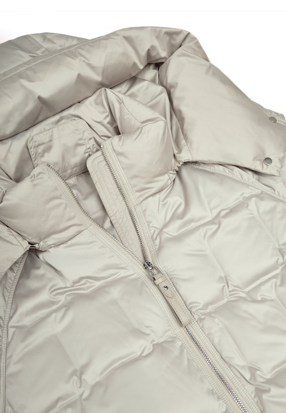 Mellemlang dunforet jakke med hætte – Beige
