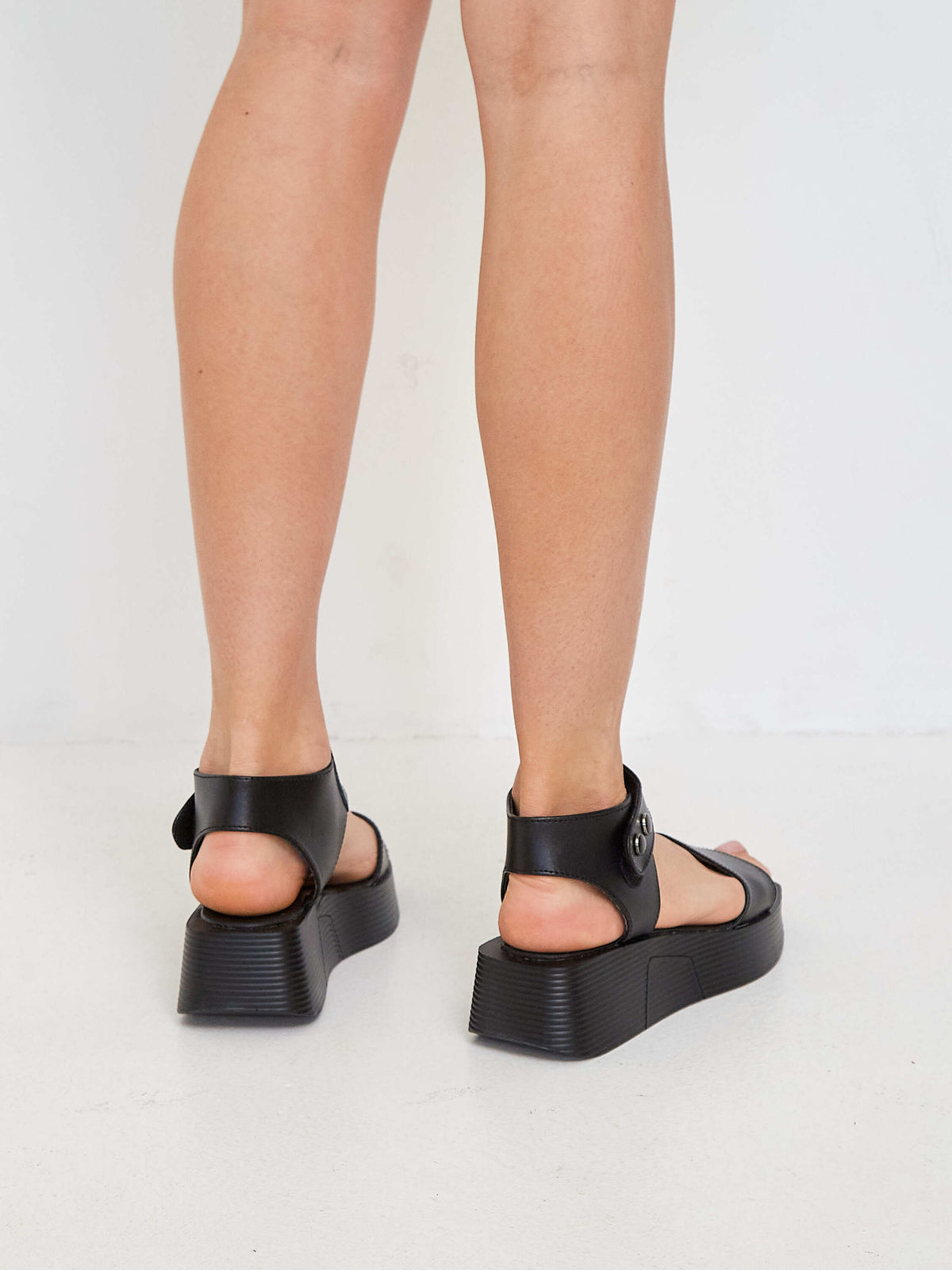 Sandaler i læder med plateau – Sort