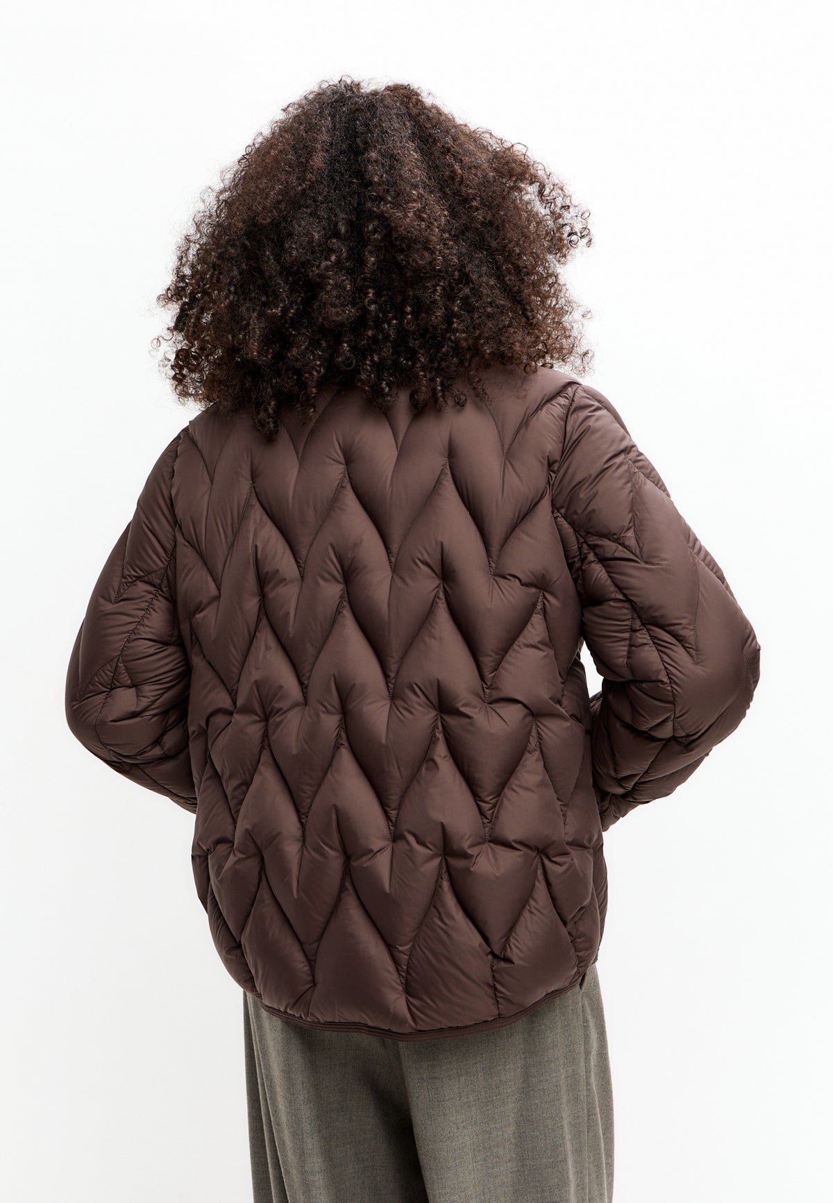 Chaqueta acolchada corta con diseño chevron – Marrón