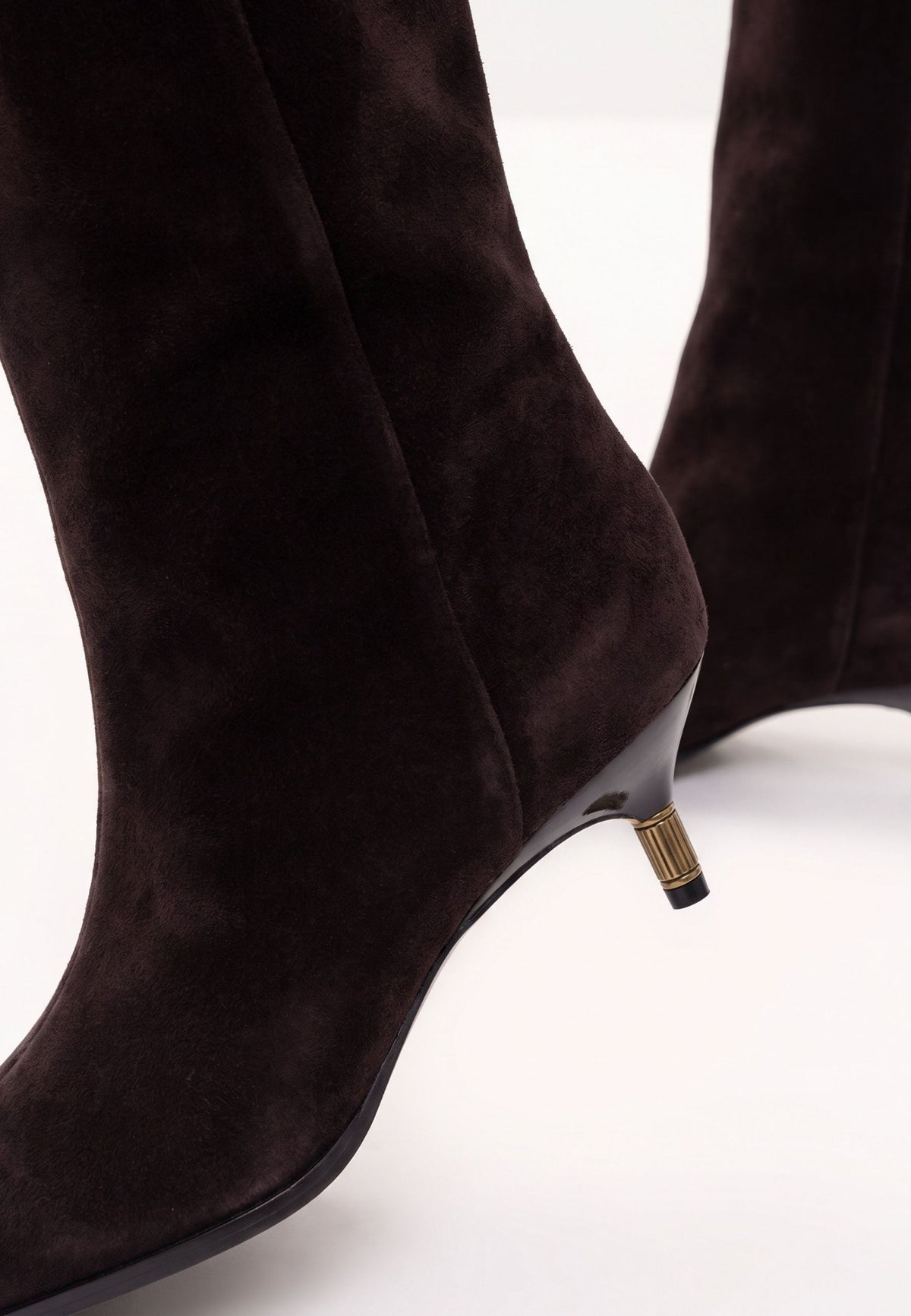 Bottes hautes à bout pointu en daim – Marron foncé