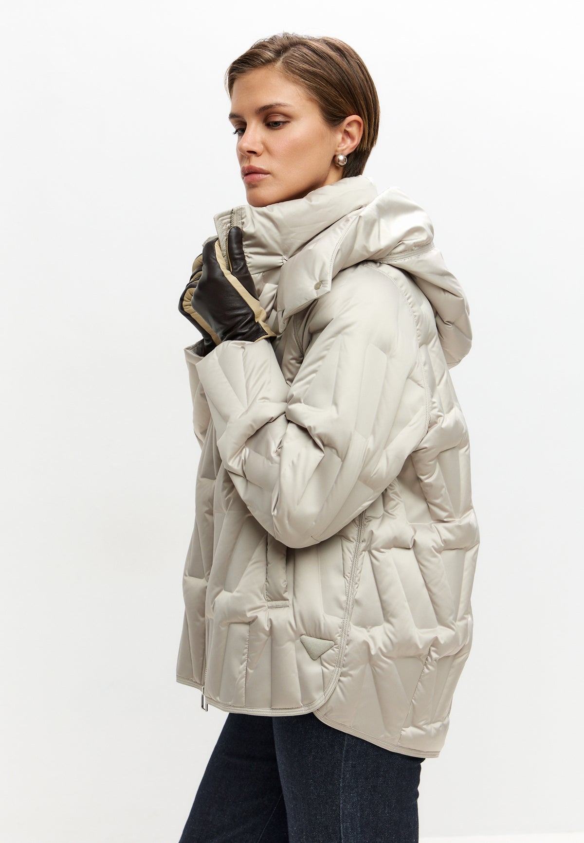 Chaqueta corta acolchada con capucha y diseño chevron – Beige