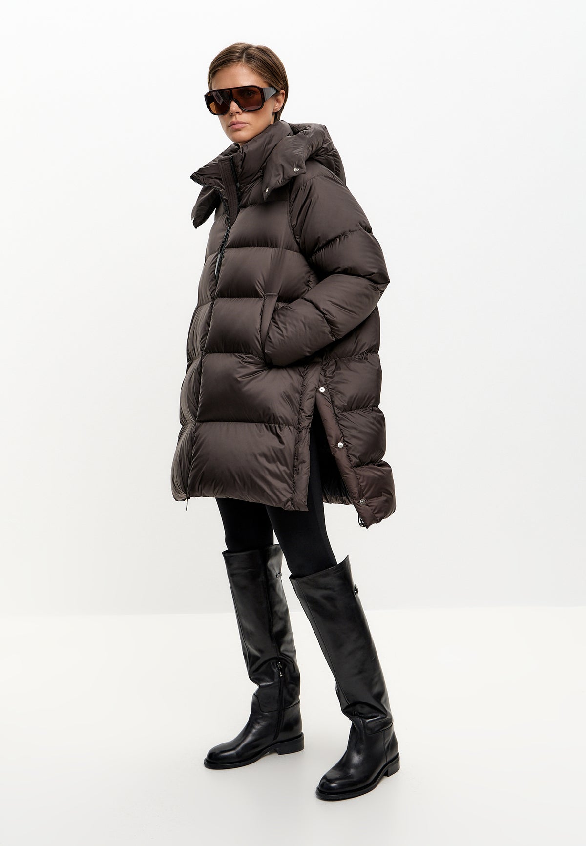 Chaqueta acolchada oversize con capucha y relleno de plumón – Marrón