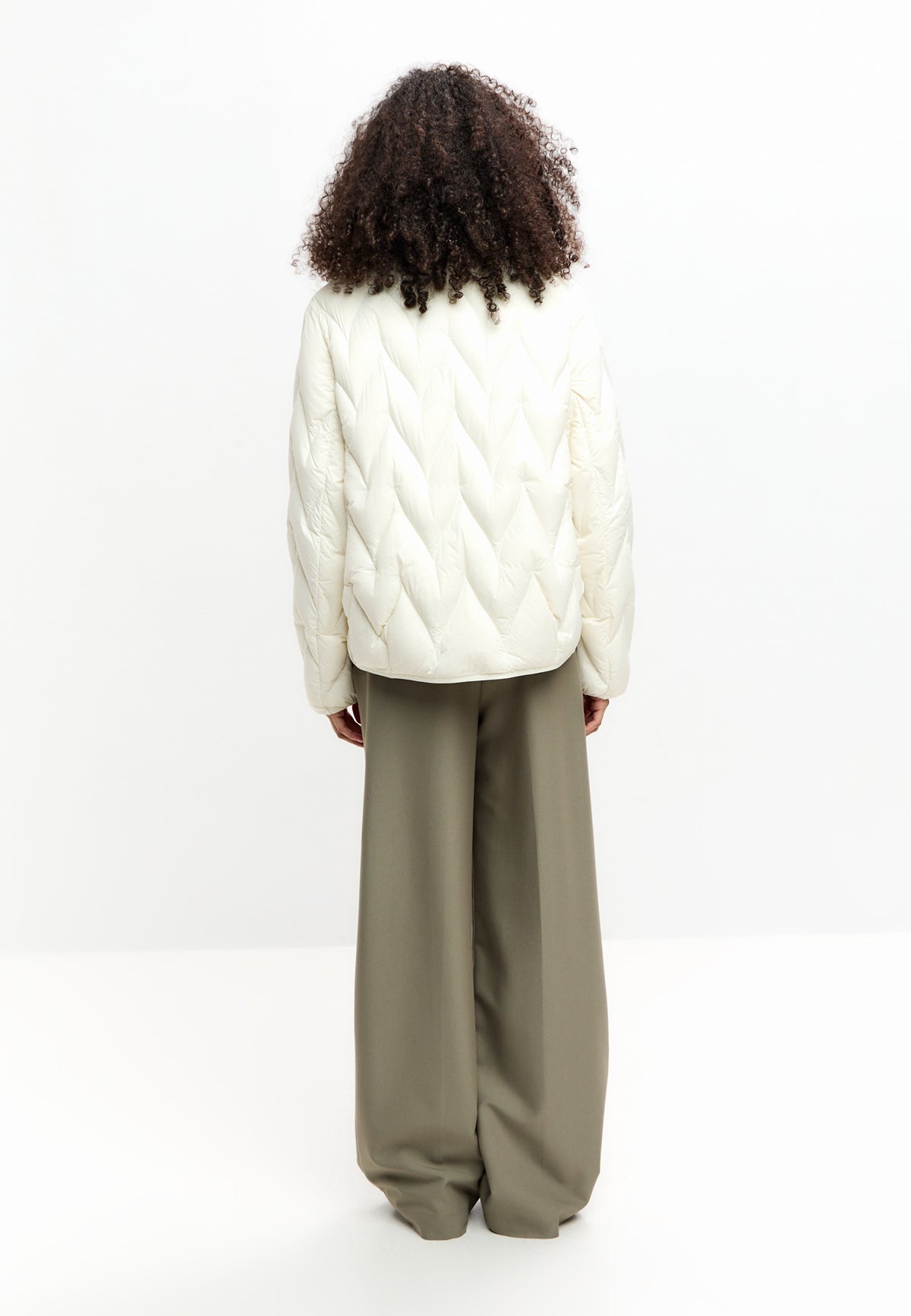 Kurz geschnittene Steppjacke mit Chevron-Muster – Milky